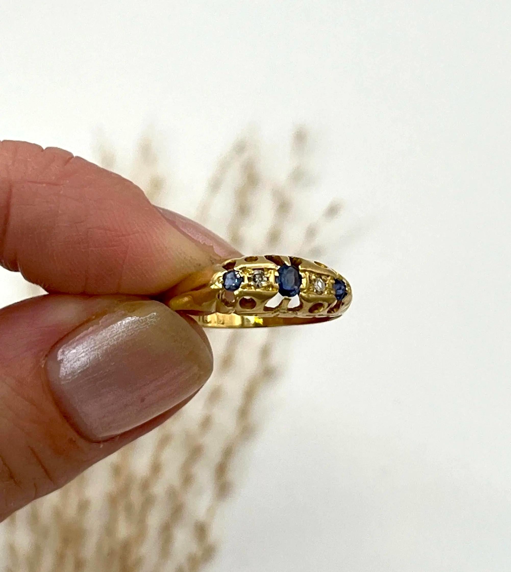Victorien Bague victorienne à cinq pierres en or 18 carats, poinçonnée à Birmingham et ornée de saphirs et de diamants en vente