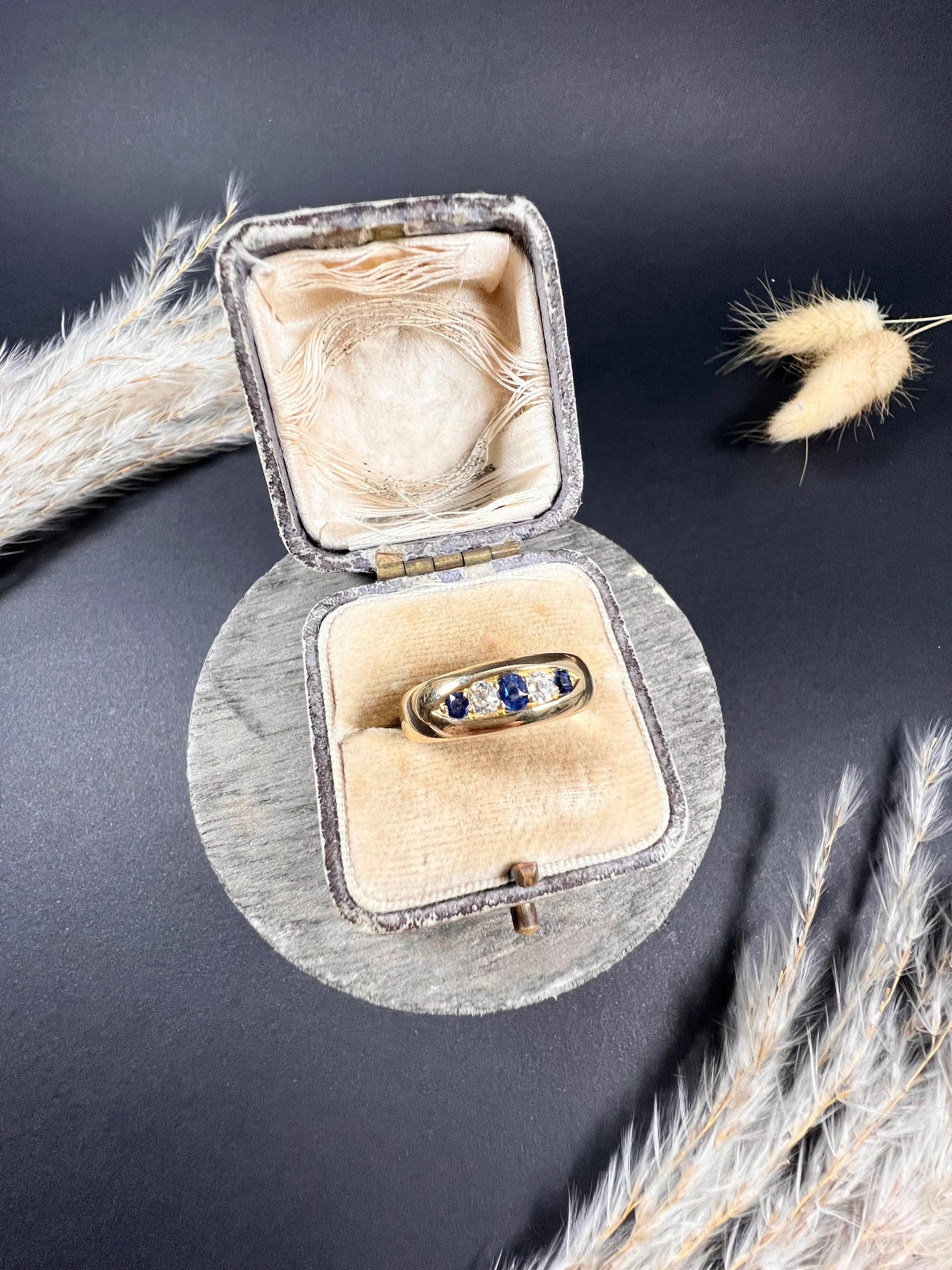 18 Karat Gold Birmingham gestempelter viktorianischer Saphir Diamant-Ring mit fünf Steinen (Rundschliff) im Angebot