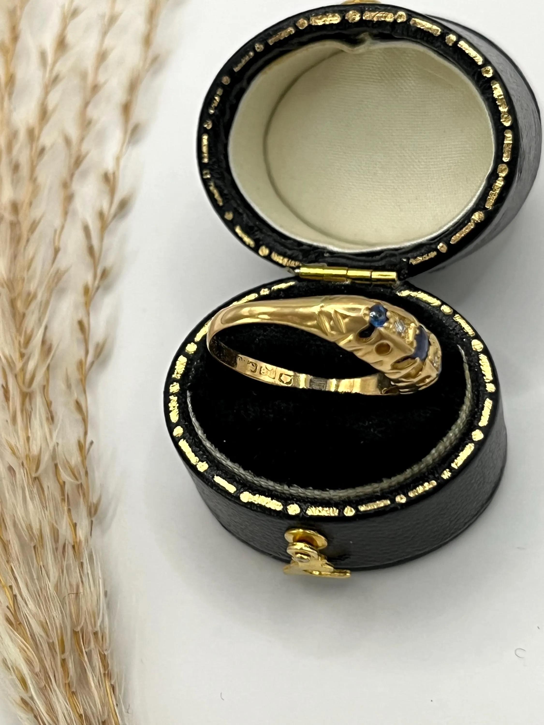 Taille ronde Bague victorienne à cinq pierres en or 18 carats, poinçonnée à Birmingham et ornée de saphirs et de diamants en vente