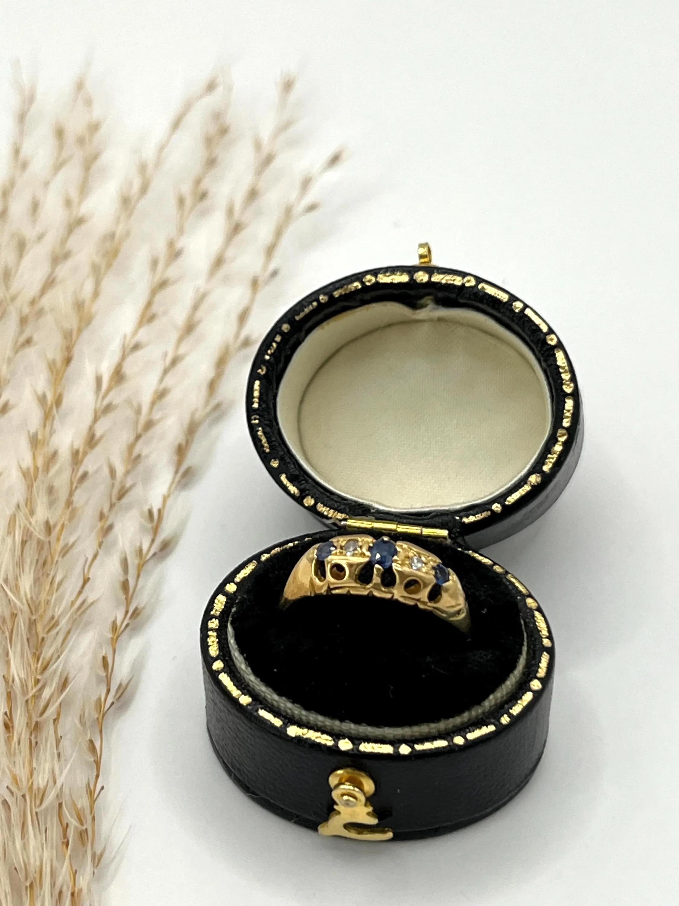 Bague victorienne à cinq pierres en or 18 carats, poinçonnée à Birmingham et ornée de saphirs et de diamants Bon état - En vente à Brighton, GB