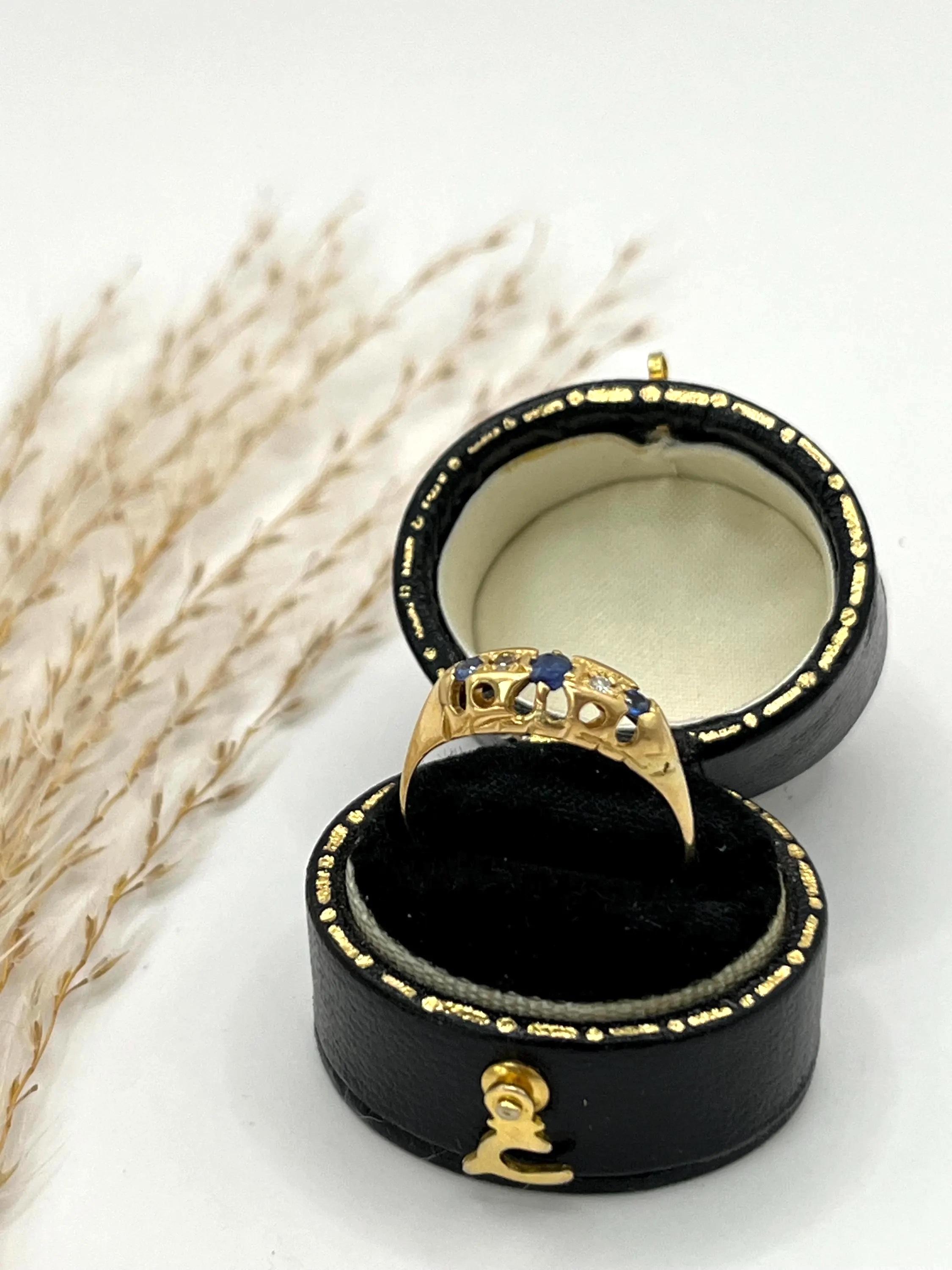 Bague victorienne à cinq pierres en or 18 carats, poinçonnée à Birmingham et ornée de saphirs et de diamants Unisexe en vente