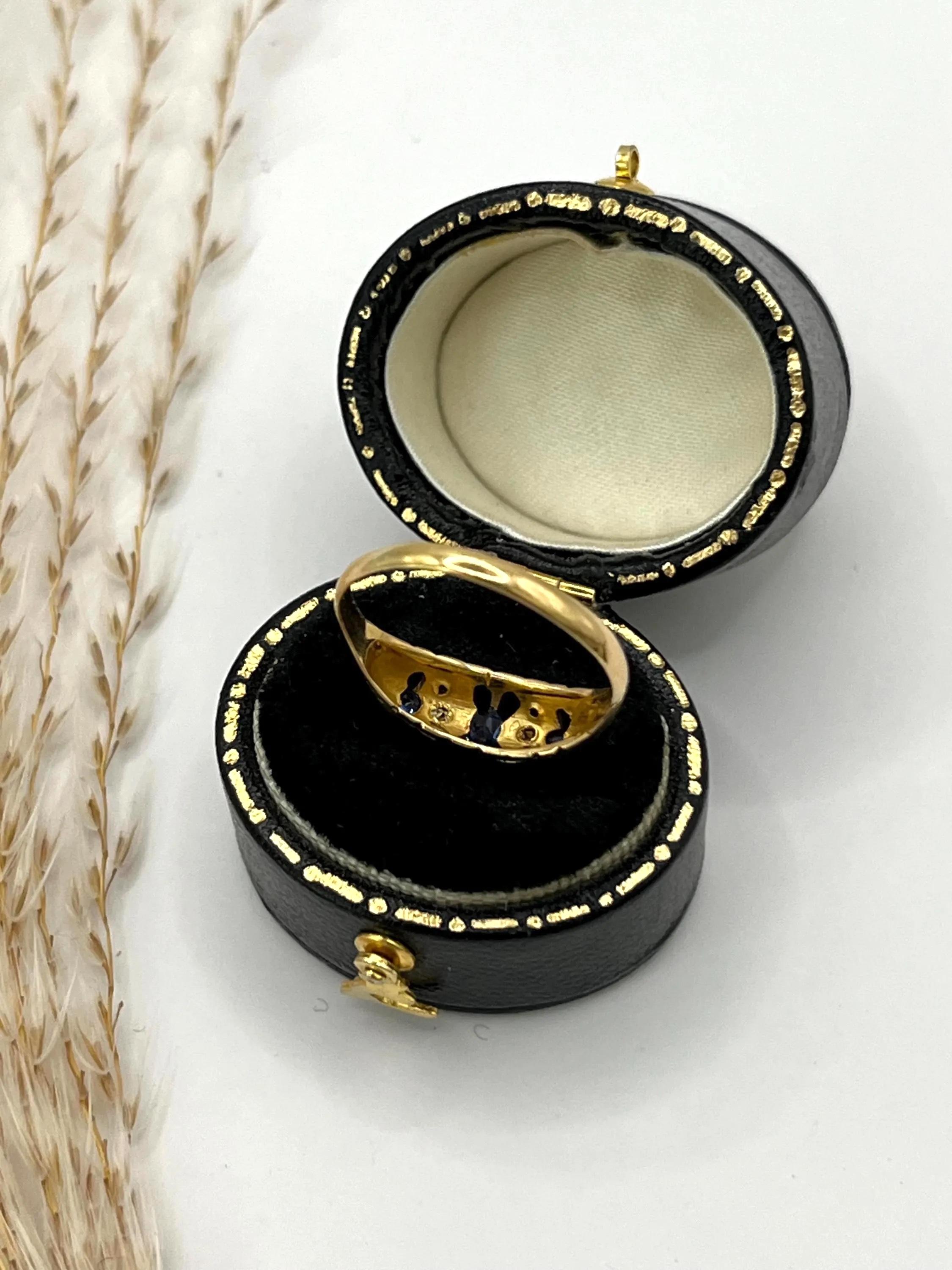 Bague victorienne à cinq pierres en or 18 carats, poinçonnée à Birmingham et ornée de saphirs et de diamants en vente 1
