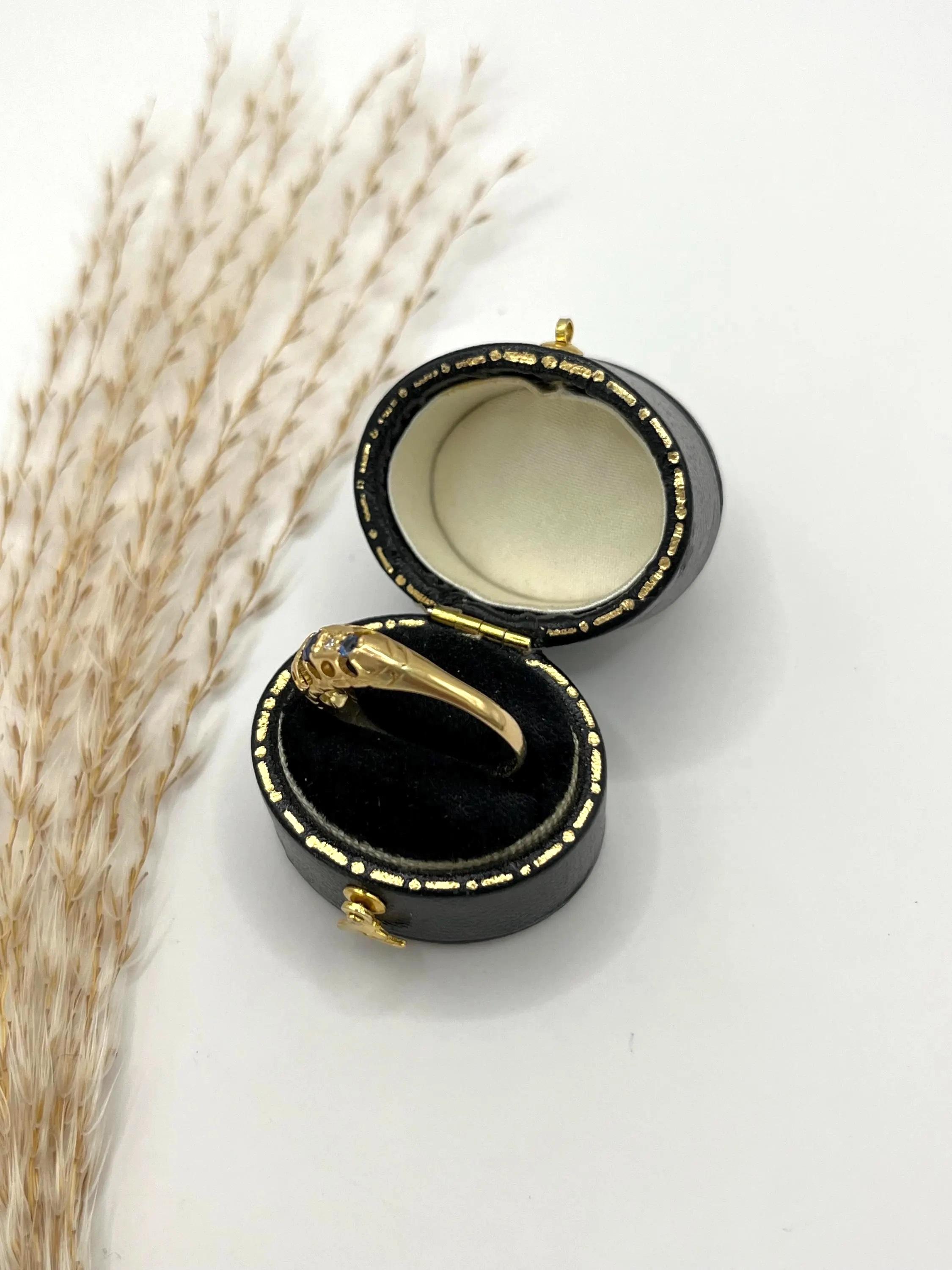 Bague victorienne à cinq pierres en or 18 carats, poinçonnée à Birmingham et ornée de saphirs et de diamants en vente 2