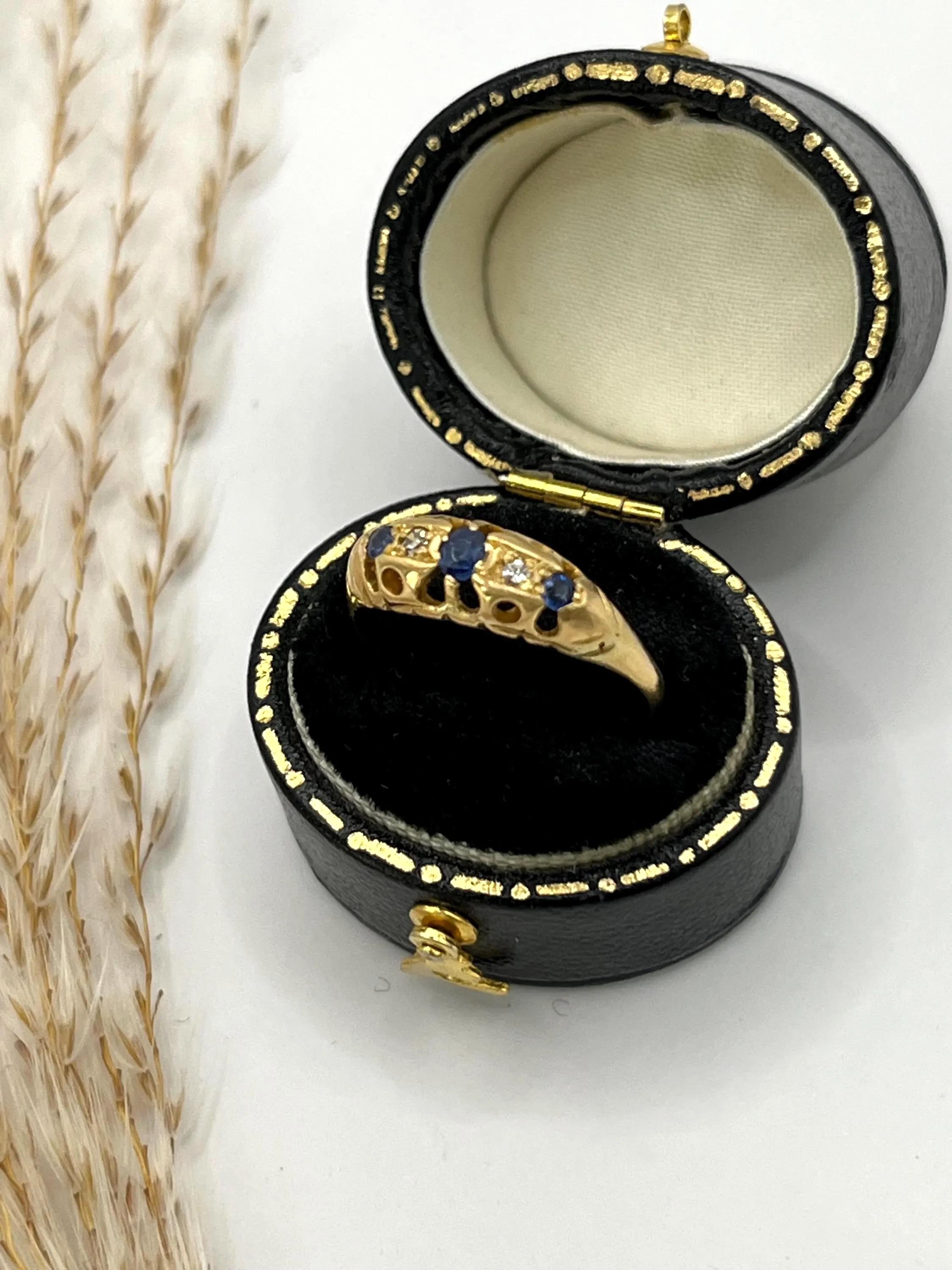 Bague victorienne à cinq pierres en or 18 carats, poinçonnée à Birmingham et ornée de saphirs et de diamants en vente 3