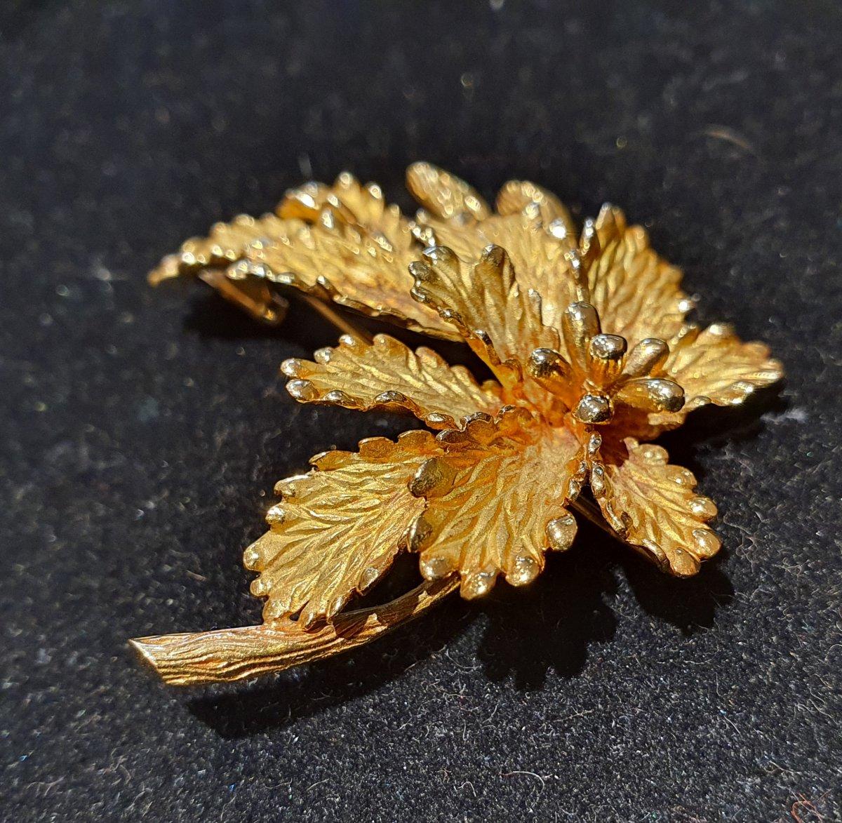 Important brooch in 18ct gold with foliage motif 
Total weight: 17.3gr 
Length: 5cm 
Width: widest: 5cm 