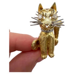 Spilla a forma di gatto in oro 18 ct con occhi e collare in diamanti naturali, con marchio di garanzia Londra 1962