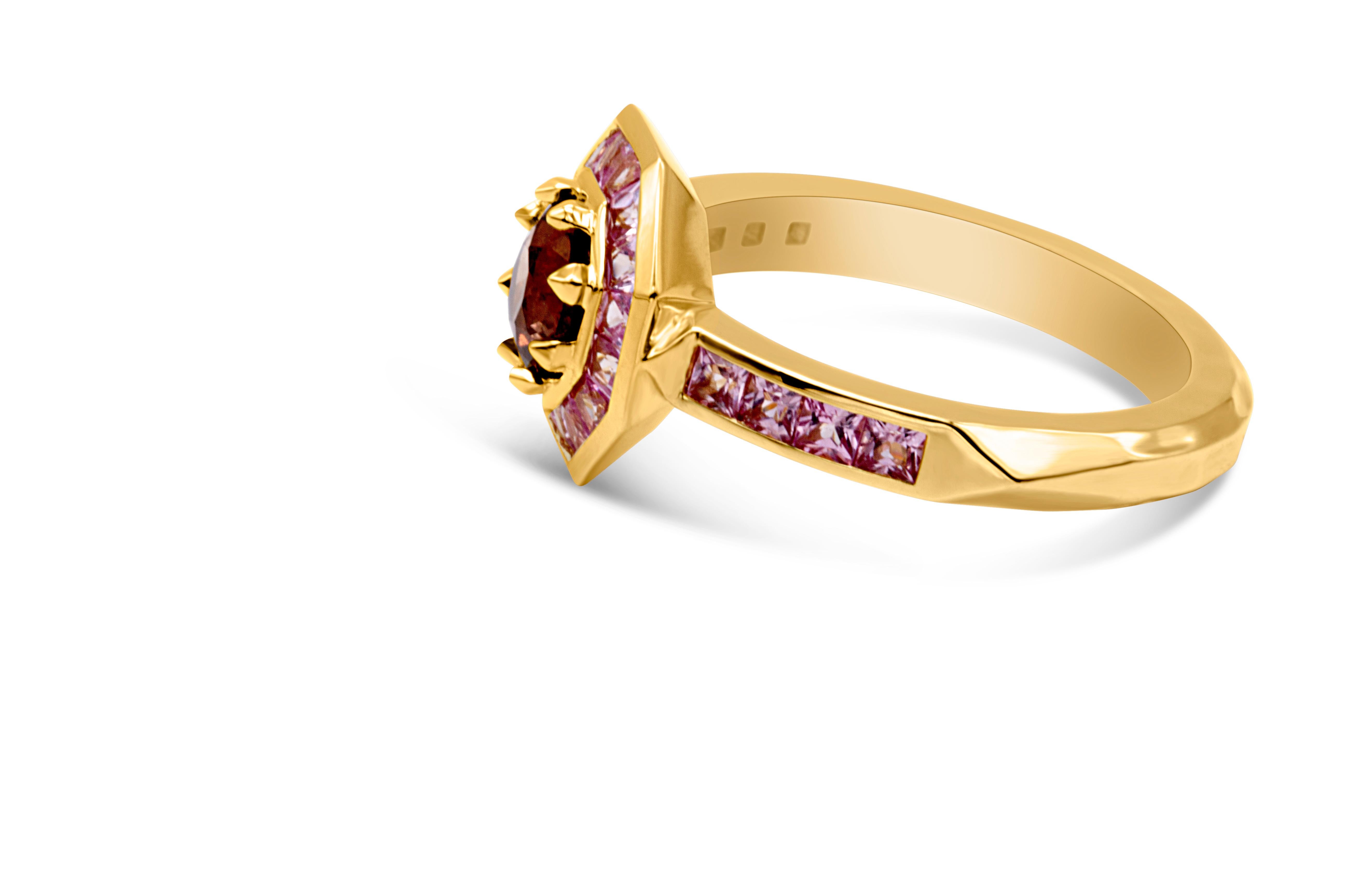 Contemporary 18ct Gold & Colour Changing Sapphire Ring For Sale