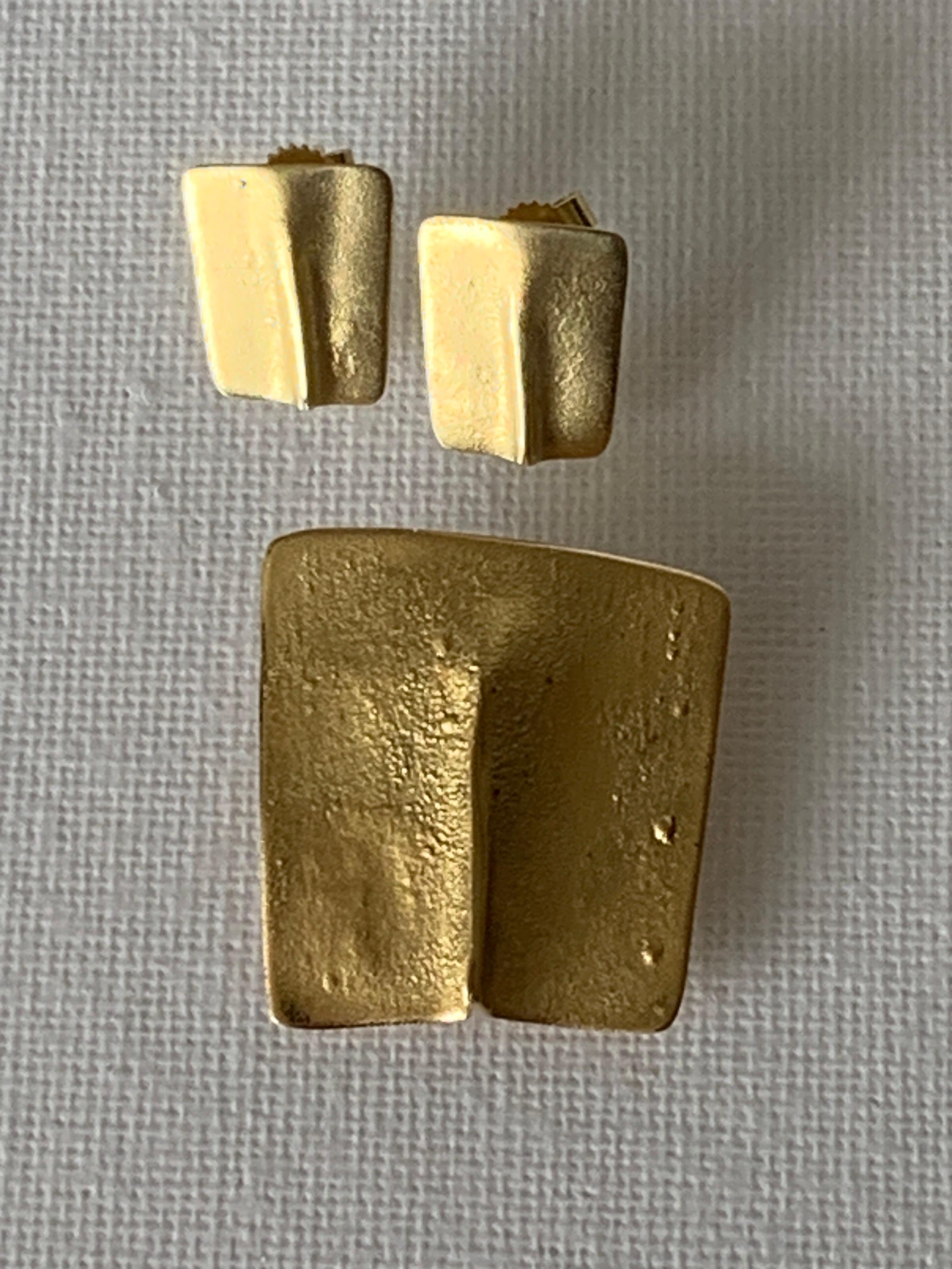 Stunning
18ct Gold Contemporary designer Artisan set

Consisting of pair of earrings 
marked 750   12 04 
Size 1.5 cm x 1.3 cm ( approx.)
Weight 2.33 grams

and a Extra Large matching pendant 
Size 3cm x 2.75 cm (approx.)
Weight 4.37 grams
also