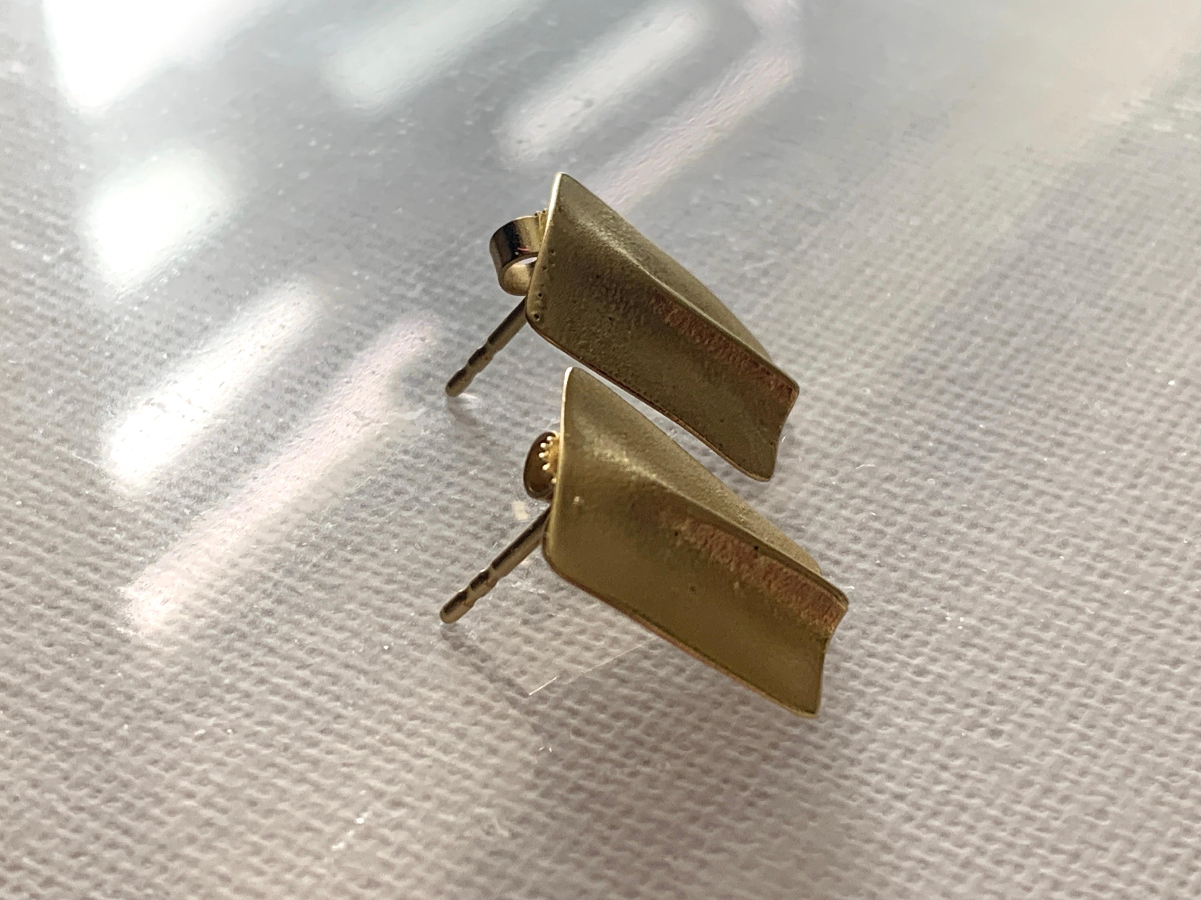 Women's 18ct Gold Contemporary Artisan designer Pendant & Earrings set For Sale