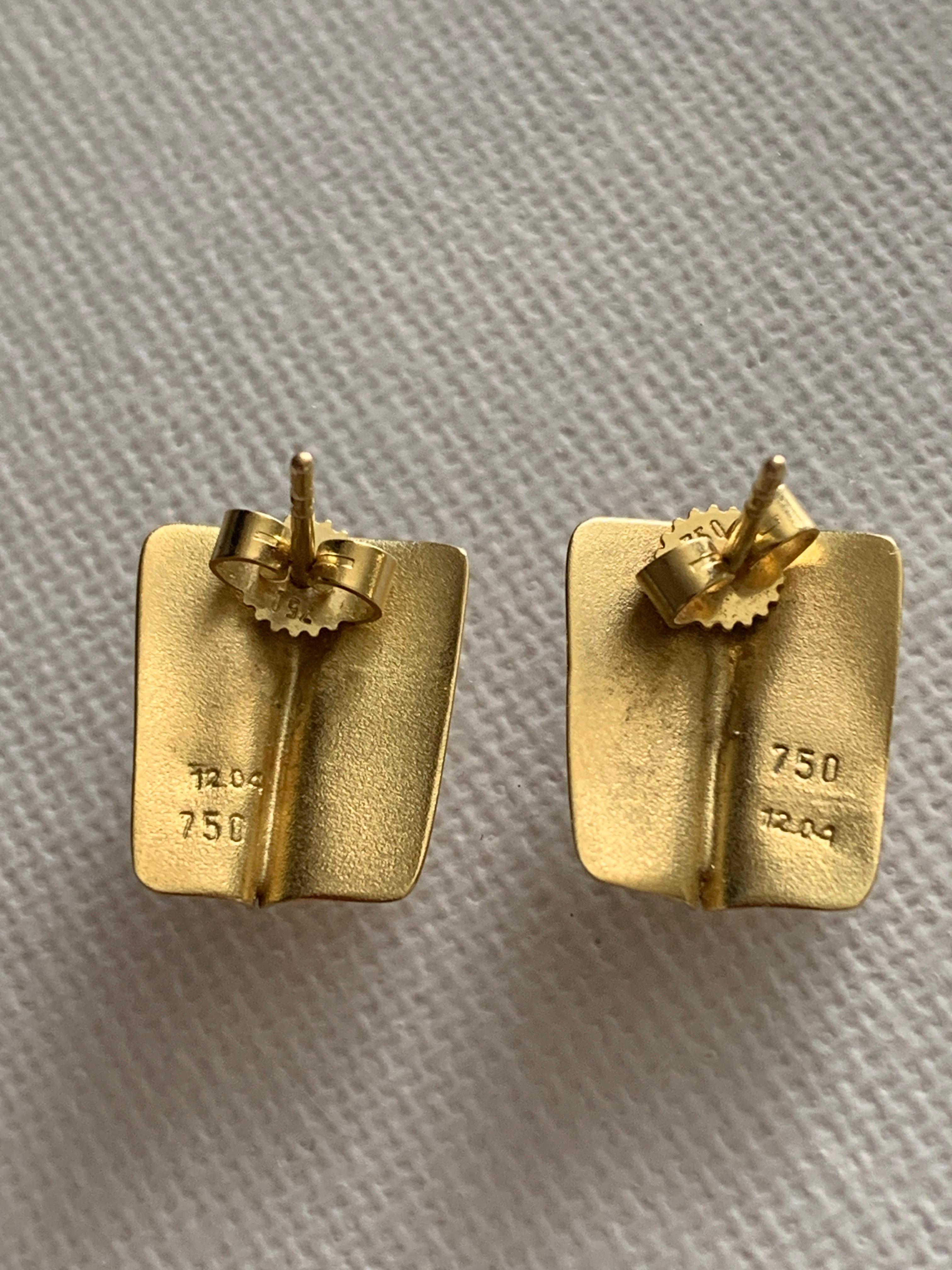 18ct Gold Contemporary Artisan designer Pendant & Earrings set For Sale 1