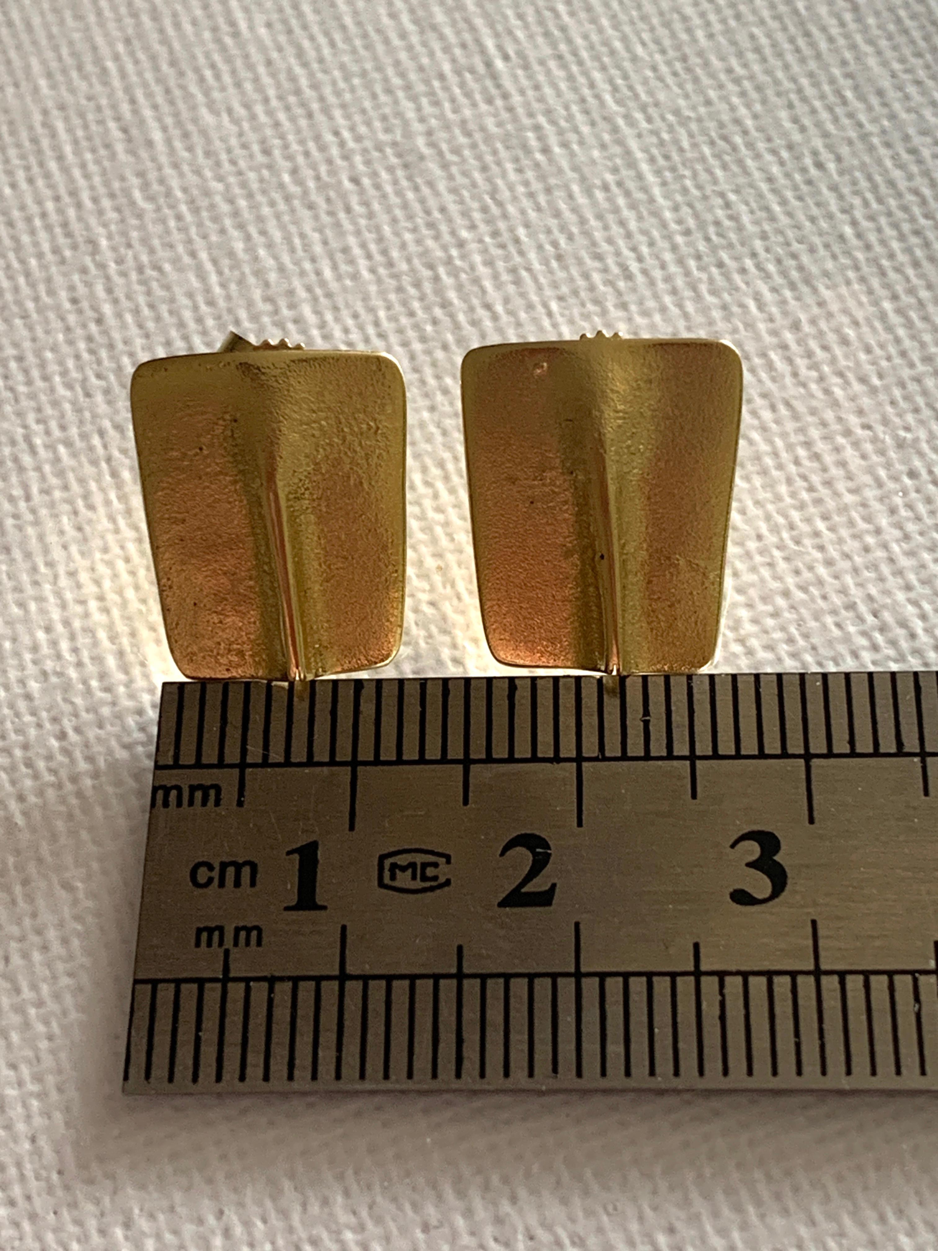 18ct Gold Contemporary Artisan designer Pendant & Earrings set For Sale 2