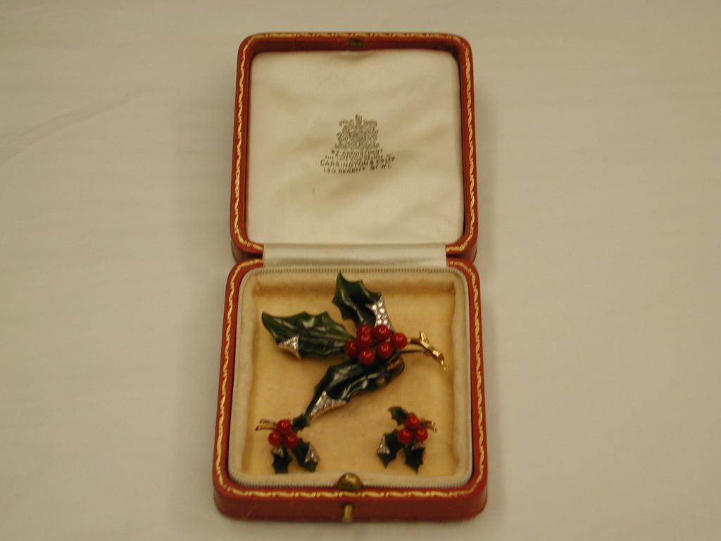 18ct Gold and Nephrite with Diamonds Brooch and Earrings Depicting Holly.
Typical 1950's  high grade Kitch Cocktail Jewellery
Beautifully made and ideal as a christmas present.