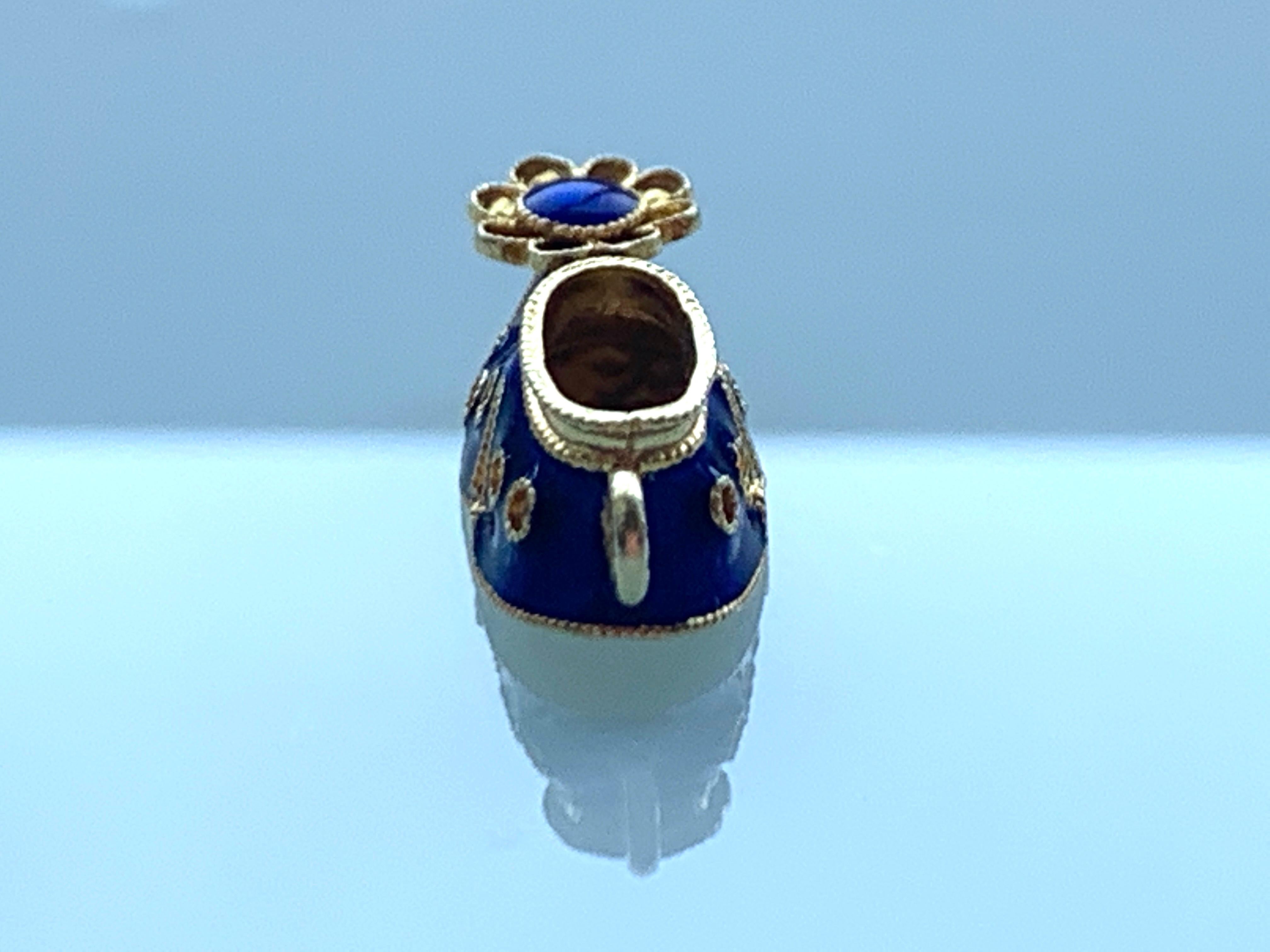 Donna Pantofola da giullare in oro 18ct e smalto blu scuro in vendita