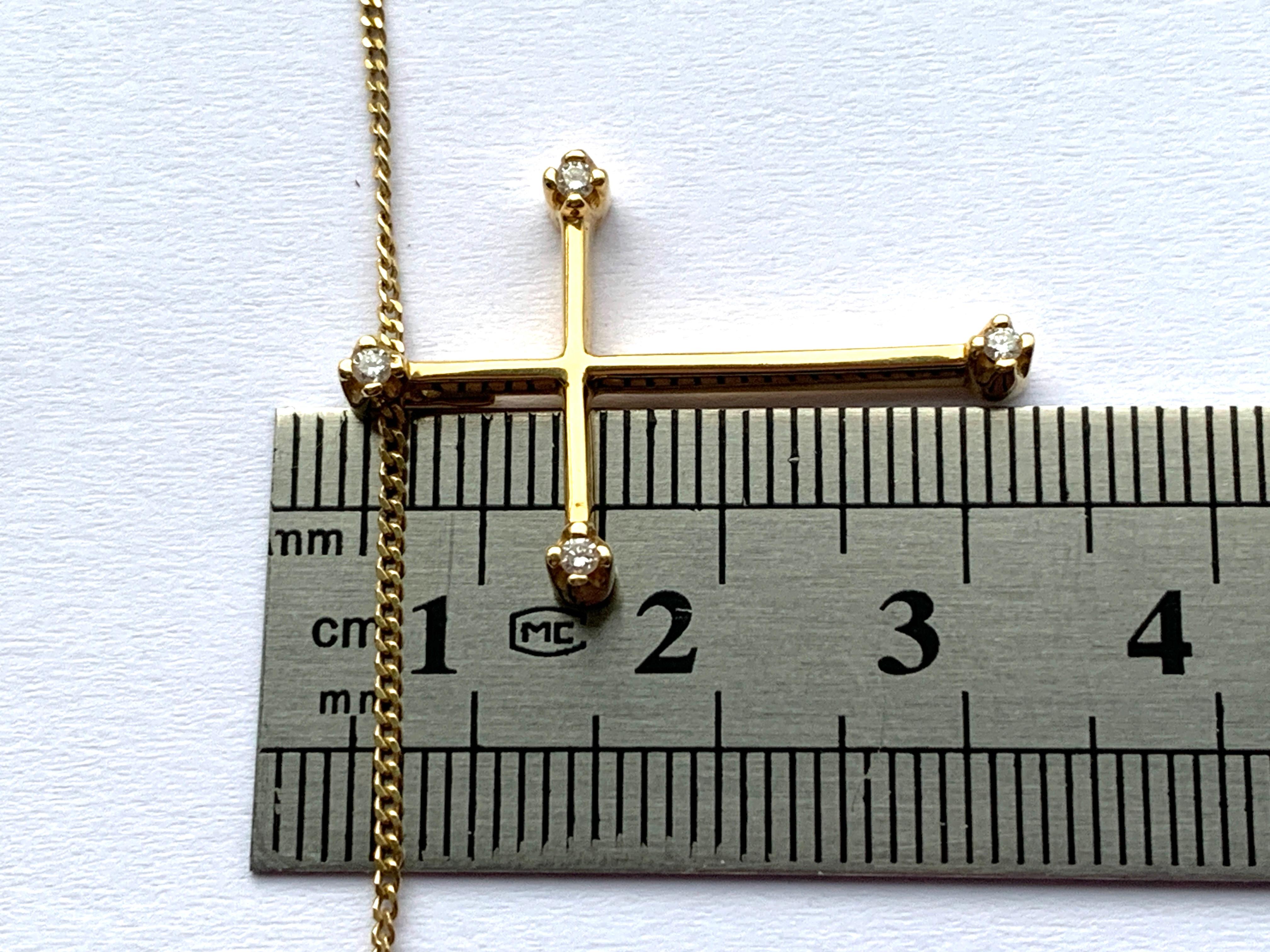 Croix en or 18ct avec diamant et chaîne de 16