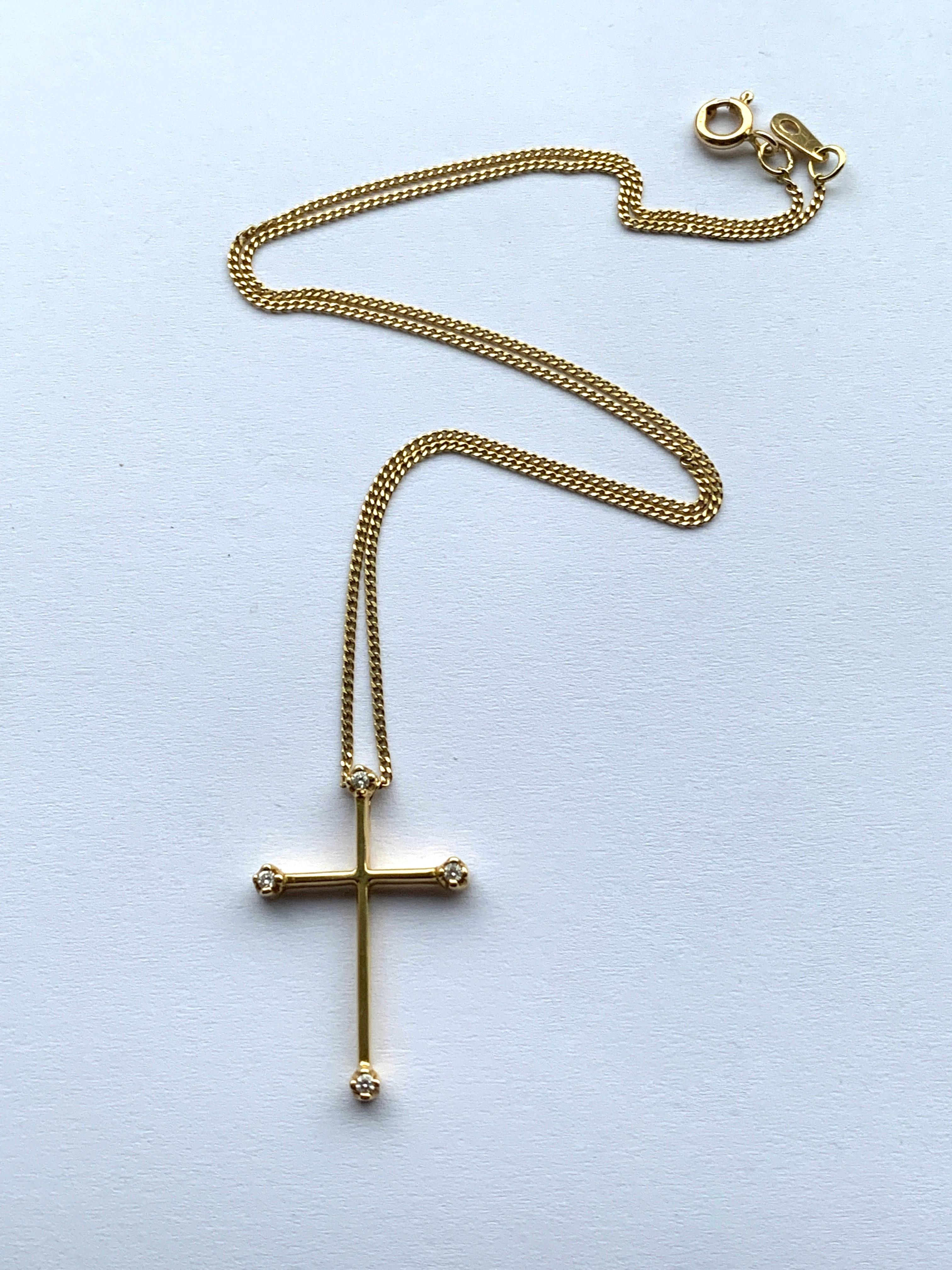 Collier en or 750 18ct
Composé de 
Croix en or 750 18ct 
avec diamants véritables x 4
avec une chaîne de 16