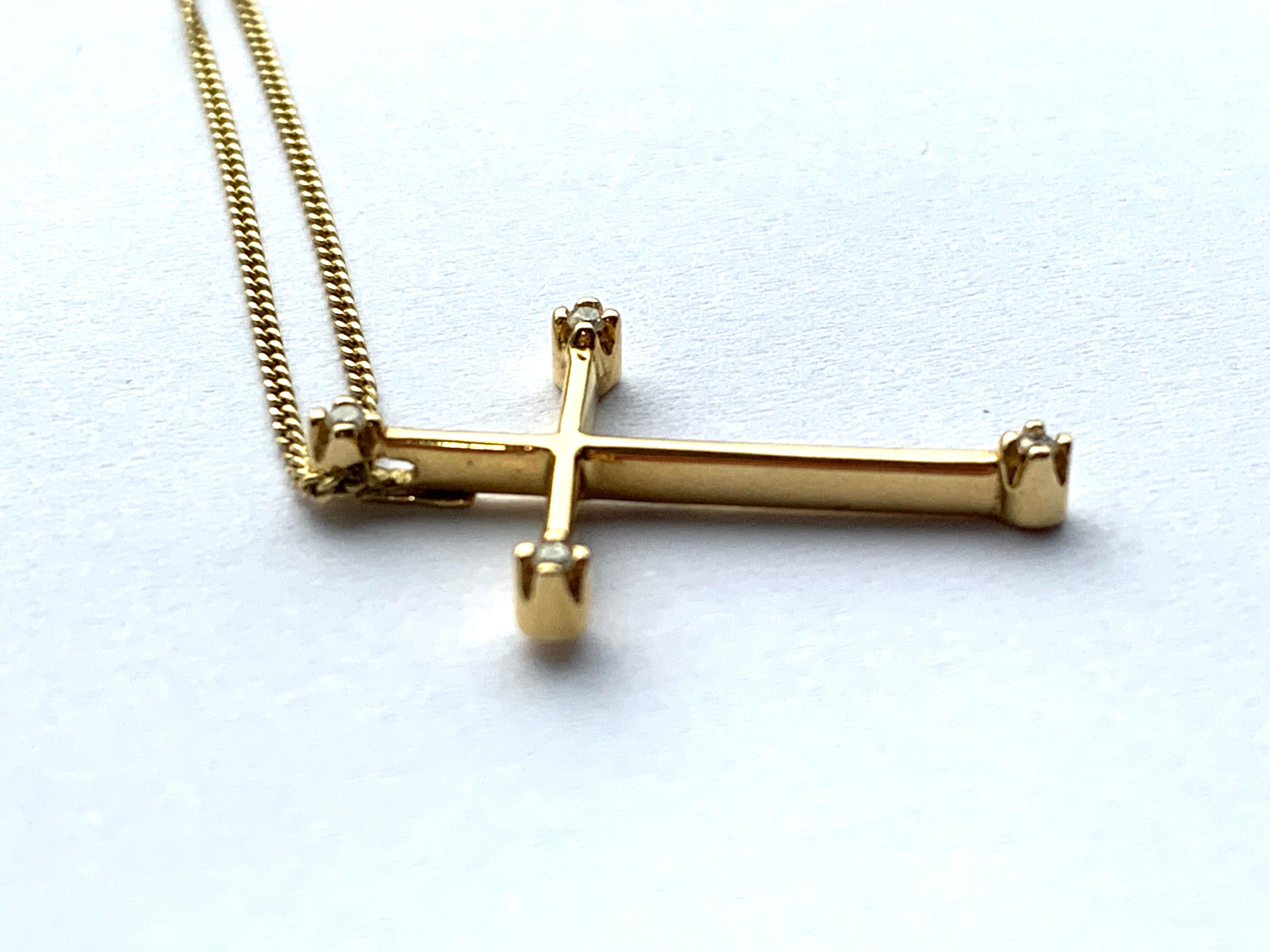 Croix en or 18ct avec diamant et chaîne de 16