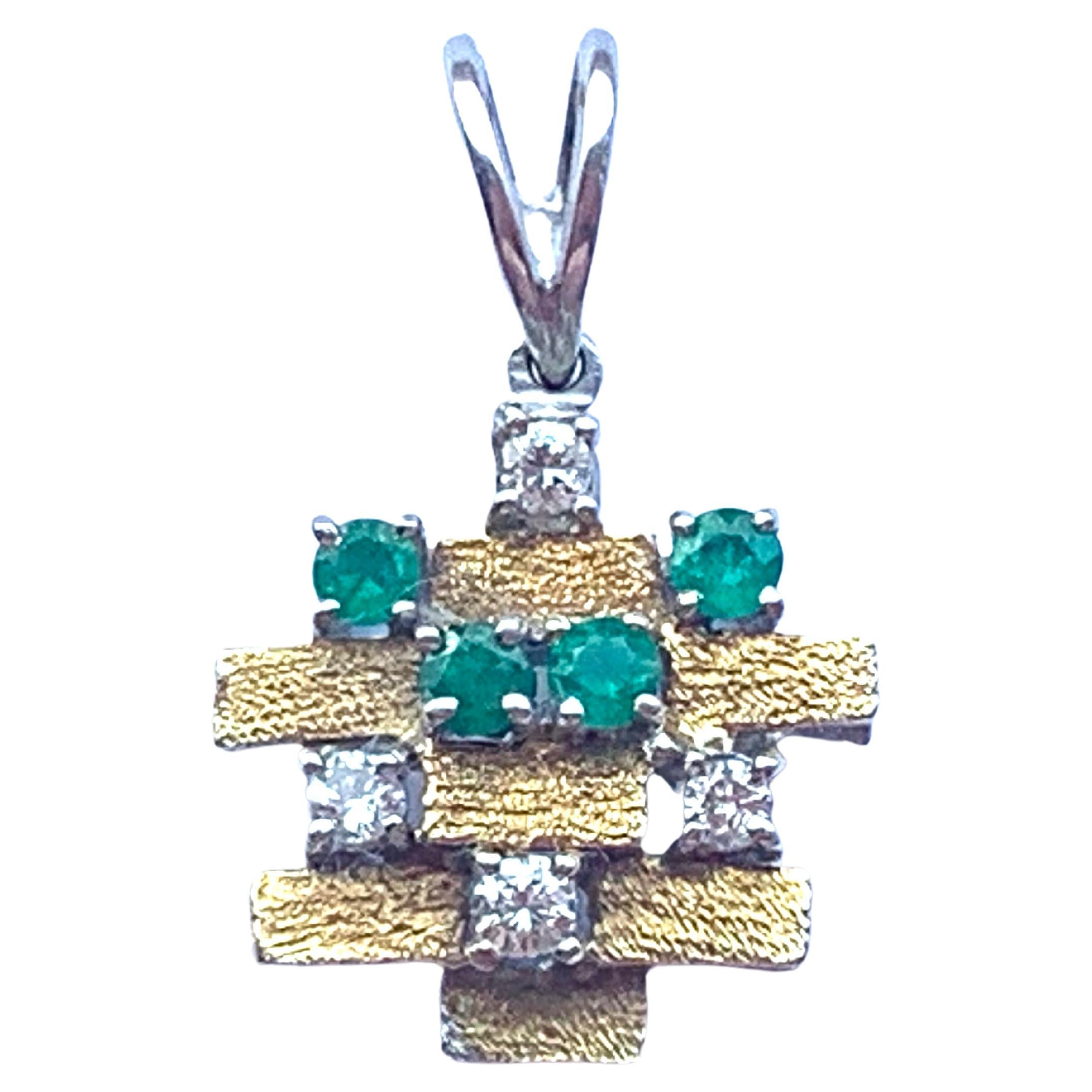 Un design brutaliste époustouflant
Finition en or blanc et or jaune 18 carats avec motif brique 
orné de diamants et d'émeraudes 
4 diamants de 2,5 mm = 0,24 carats 
4 émeraudes de 2,5 mm = 0,24 carats
Estampillé 750 et deux autres marques qui se