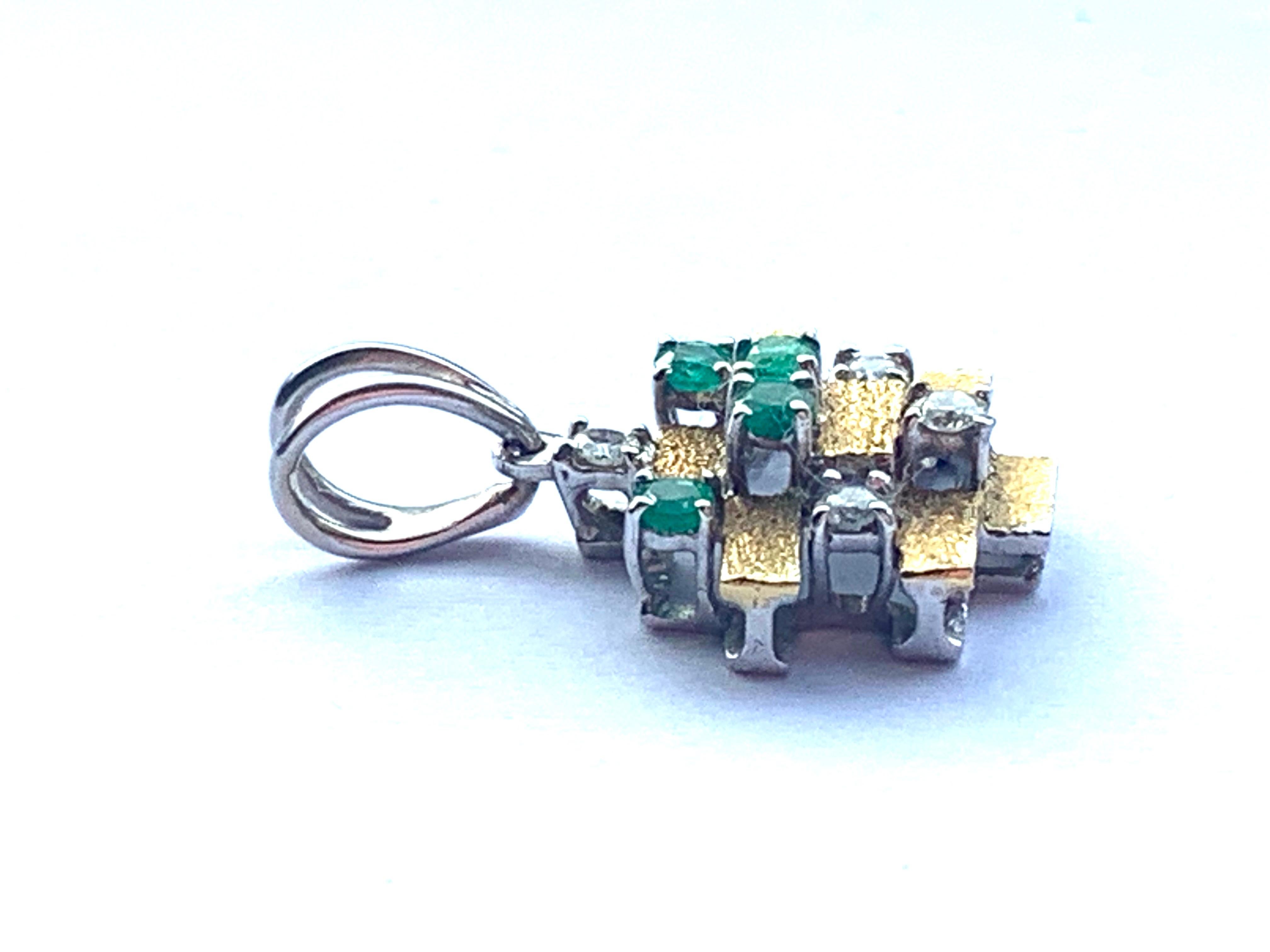 18ct Gold Diamond and Emerald Pendant In Good Condition For Sale In London, GB