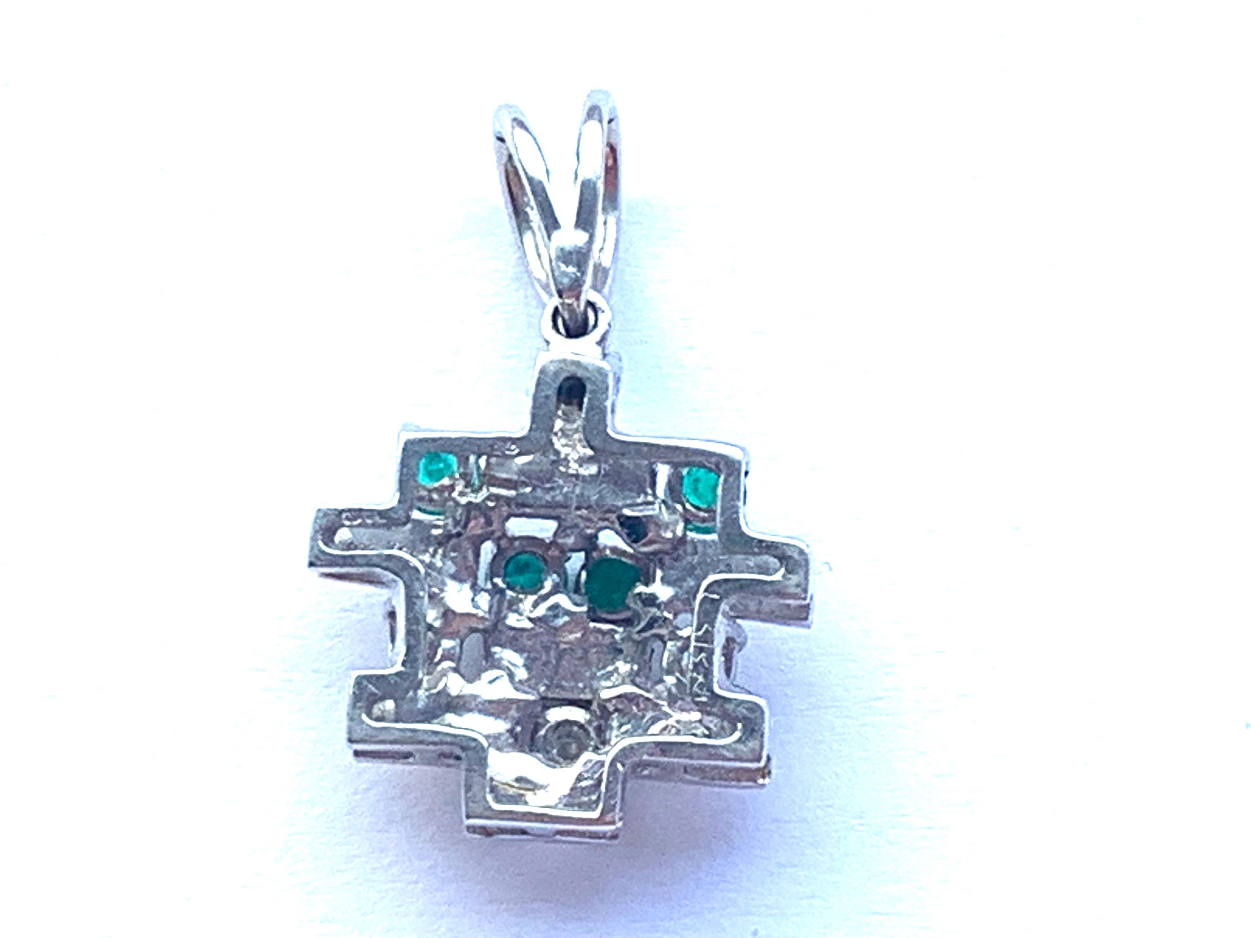 18ct Gold Diamond and Emerald Pendant For Sale 2