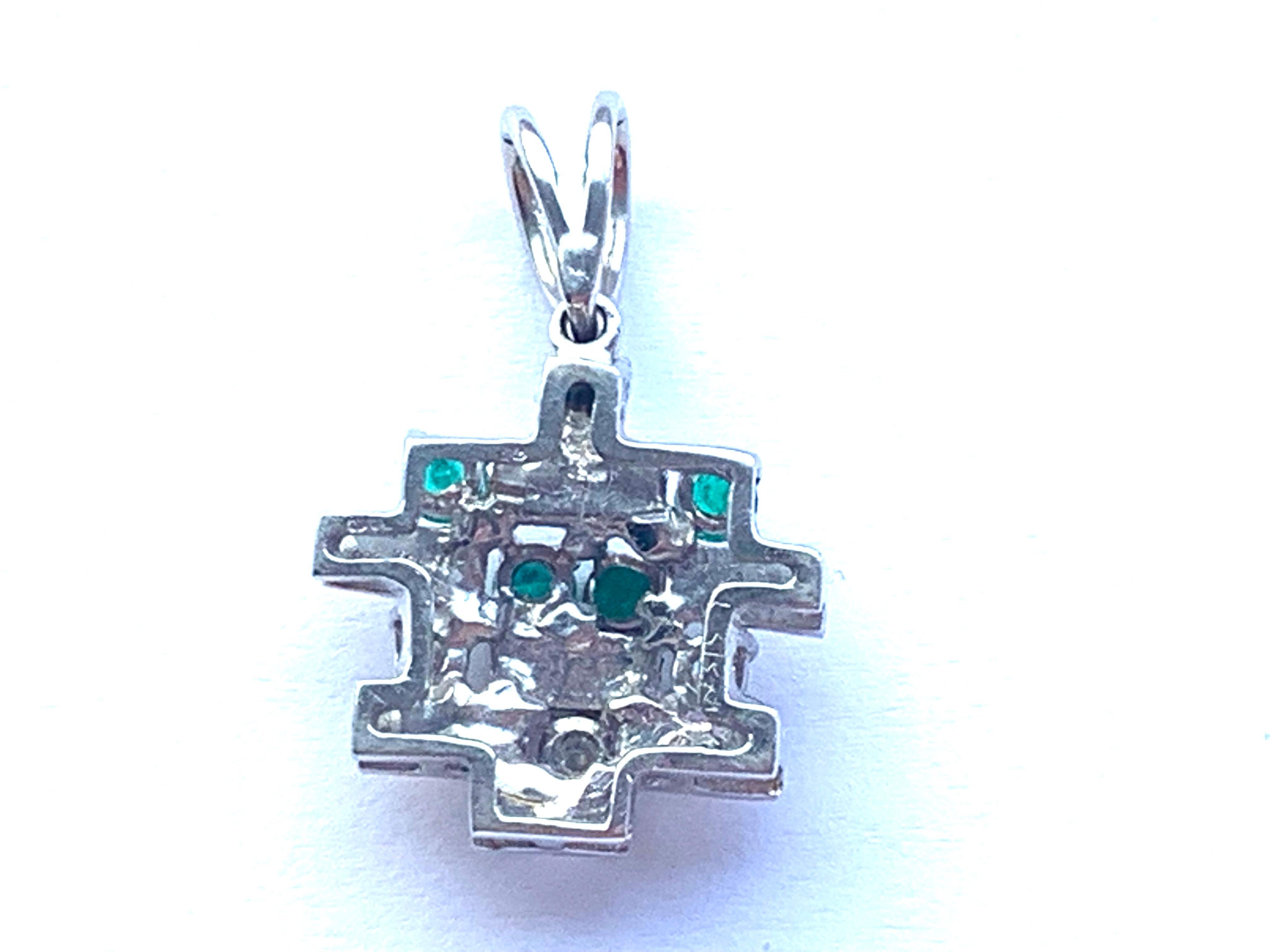 Pendentif en or 18 carats, diamant et émeraude 2