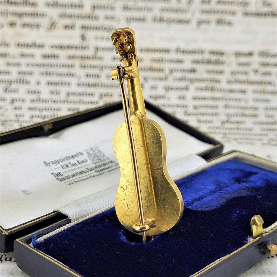 18ct Gold & Diamond Guitar Brooch by the Goldsmiths & Silversmiths Company In Good Condition For Sale In Malahide, IE