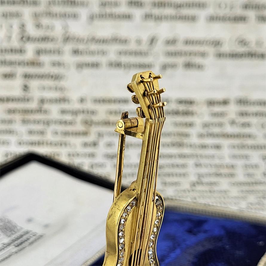 Women's or Men's 18ct Gold & Diamond Guitar Brooch by the Goldsmiths & Silversmiths Company For Sale