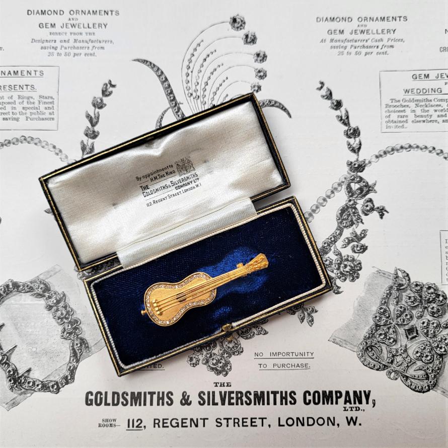 18ct Gold & Diamond Guitar Brooch by the Goldsmiths & Silversmiths Company For Sale 1