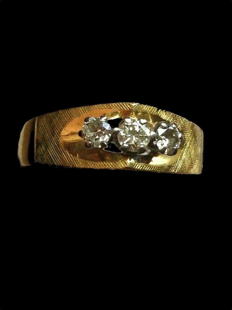 bague en or 18ct 0,45 carat
3 x solitaires en diamant naturel 
3mm ,4mm,3mm
Diamants forts et vivants 

