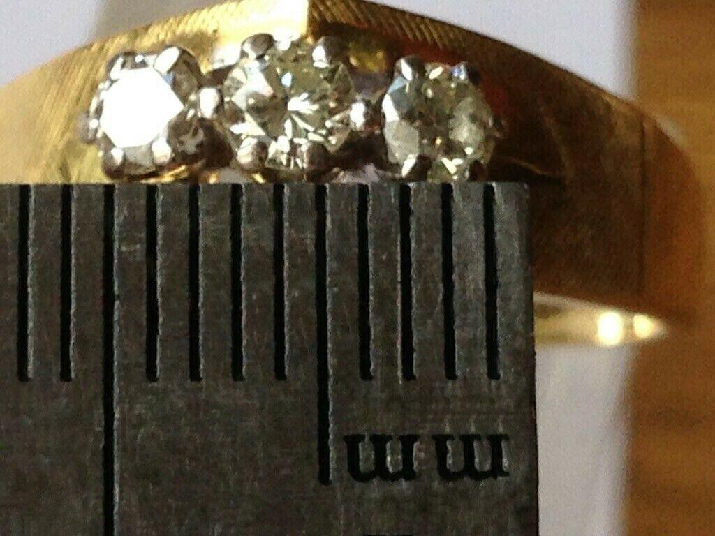 Round Cut 18ct Gold Diamond Ring For Sale