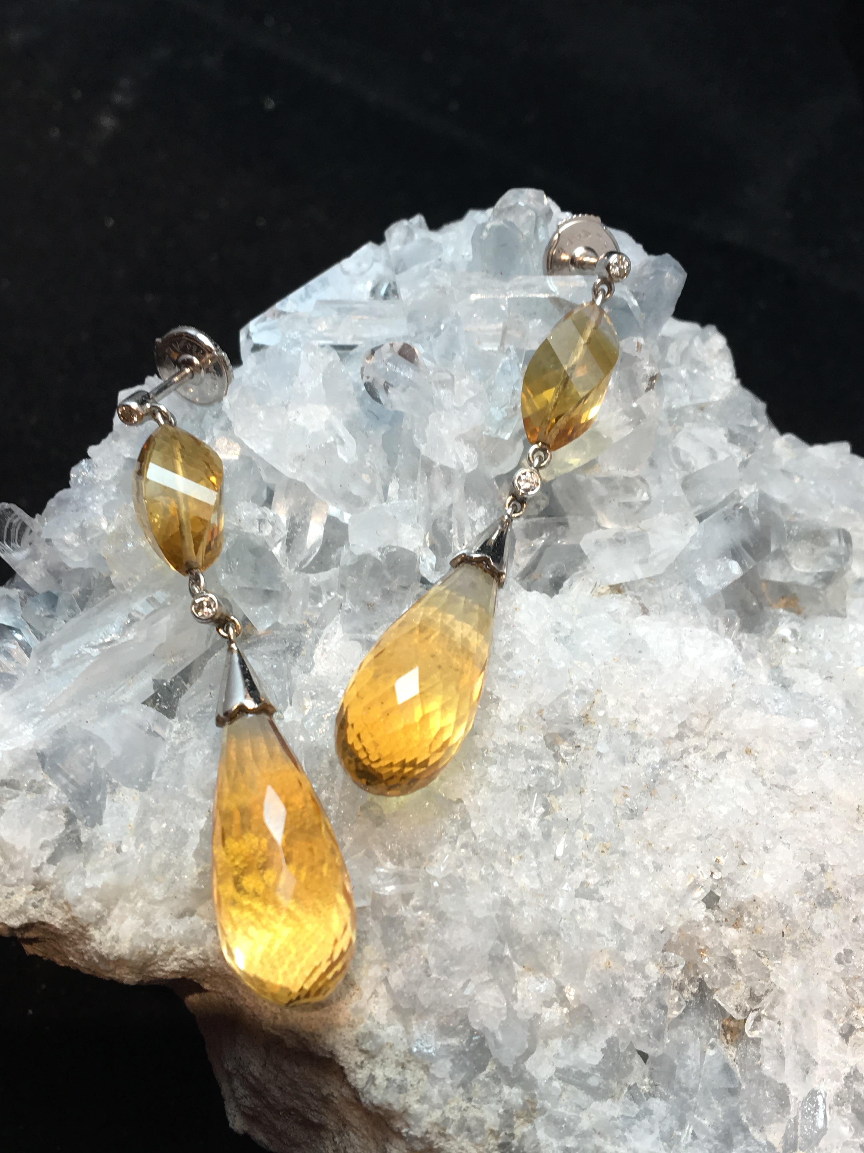 18ct gold earrings set with citrine cut into briolettes, and 4 small brilliants

Alpa secure closure system

Total peas: 8.58gr

Length: 4.5cm