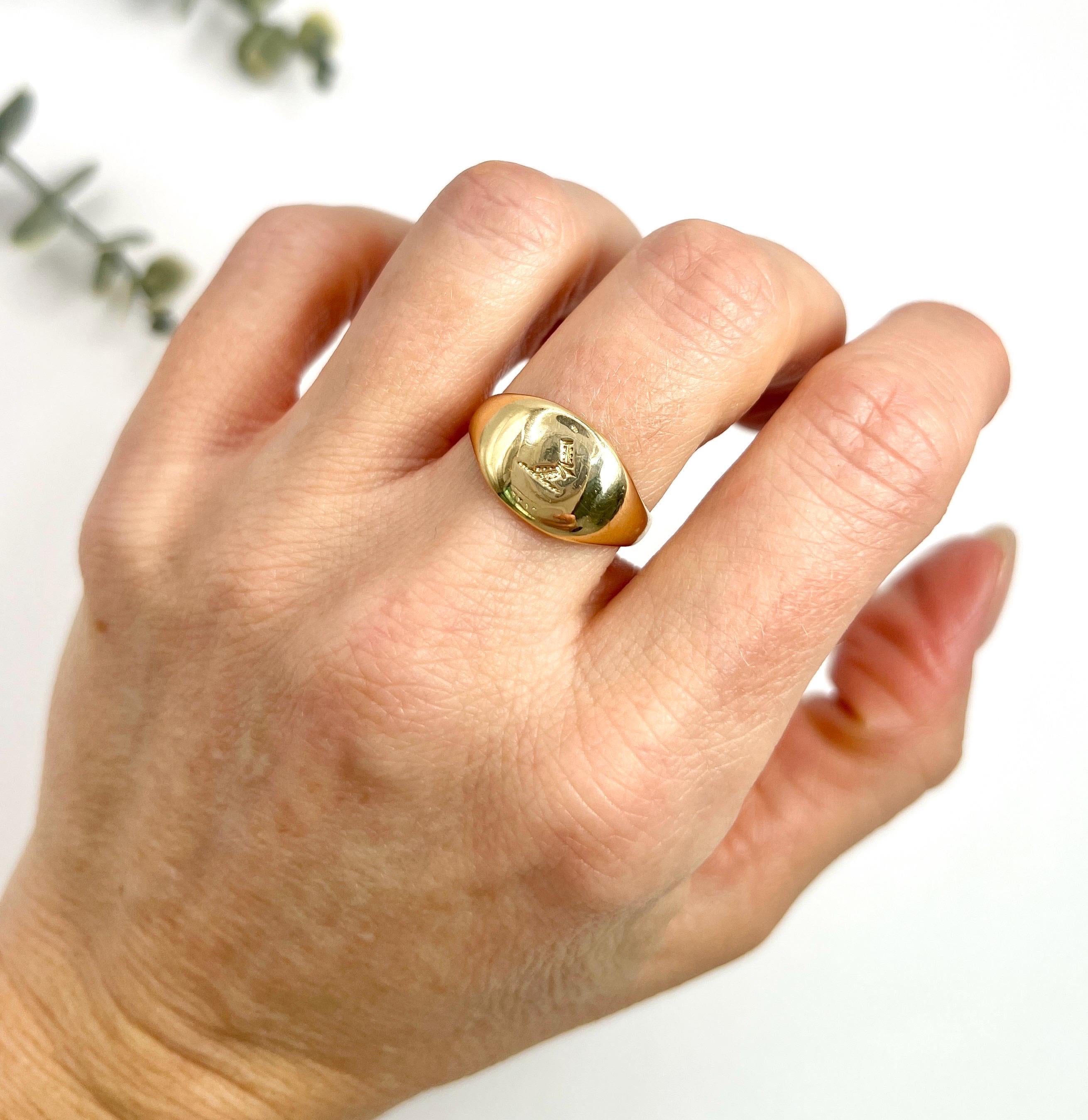 18ct Gold Edwardian Armoured Arm Crest Signet Ring Hallmarked Chester 1911 For Sale 6