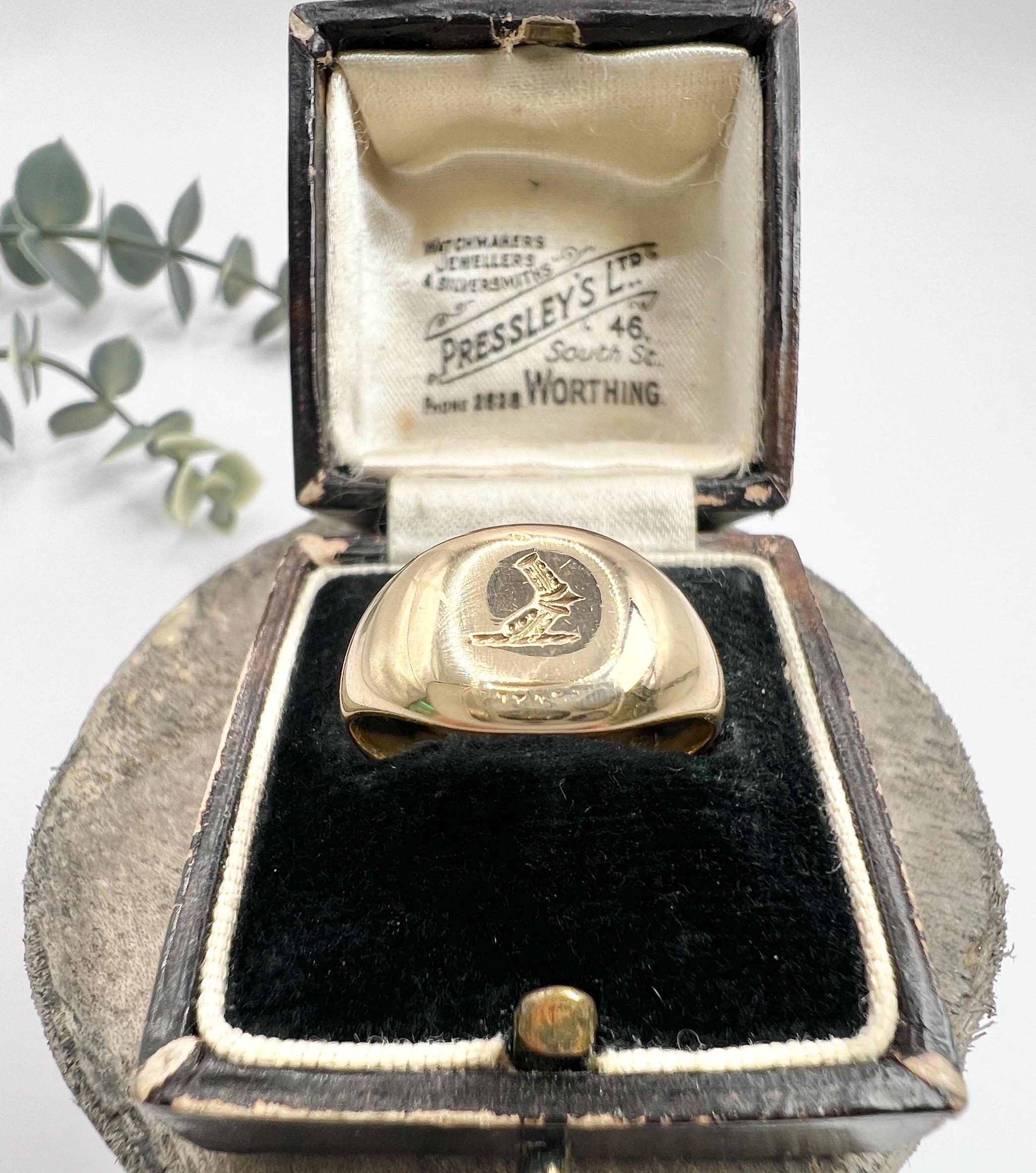 18ct Gold Edwardian Armoured Arm Crest Signet Ring Hallmarked Chester 1911 In Good Condition For Sale In Brighton, GB
