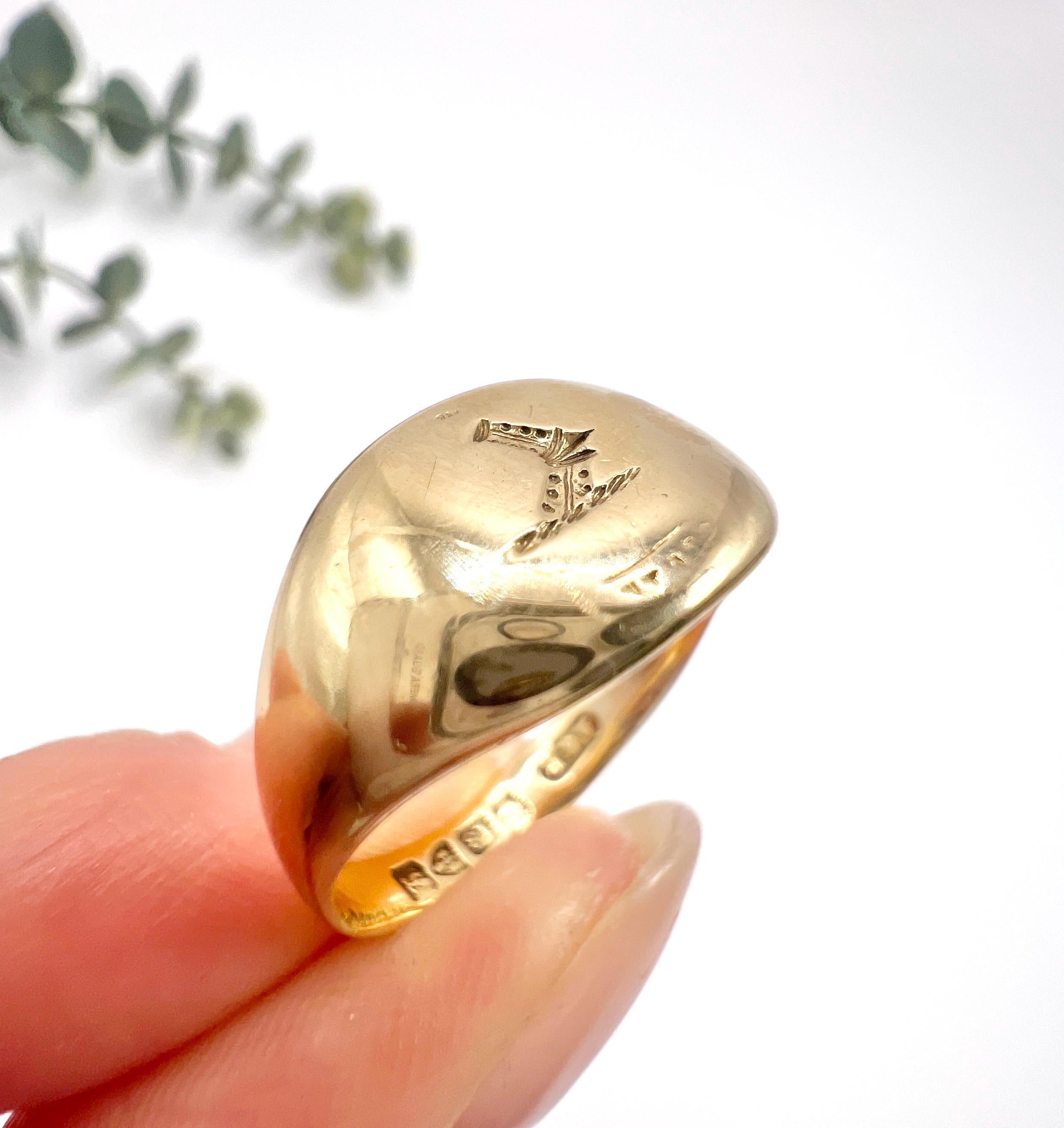 18ct Gold Edwardian Armoured Arm Crest Signet Ring Hallmarked Chester 1911 For Sale 3