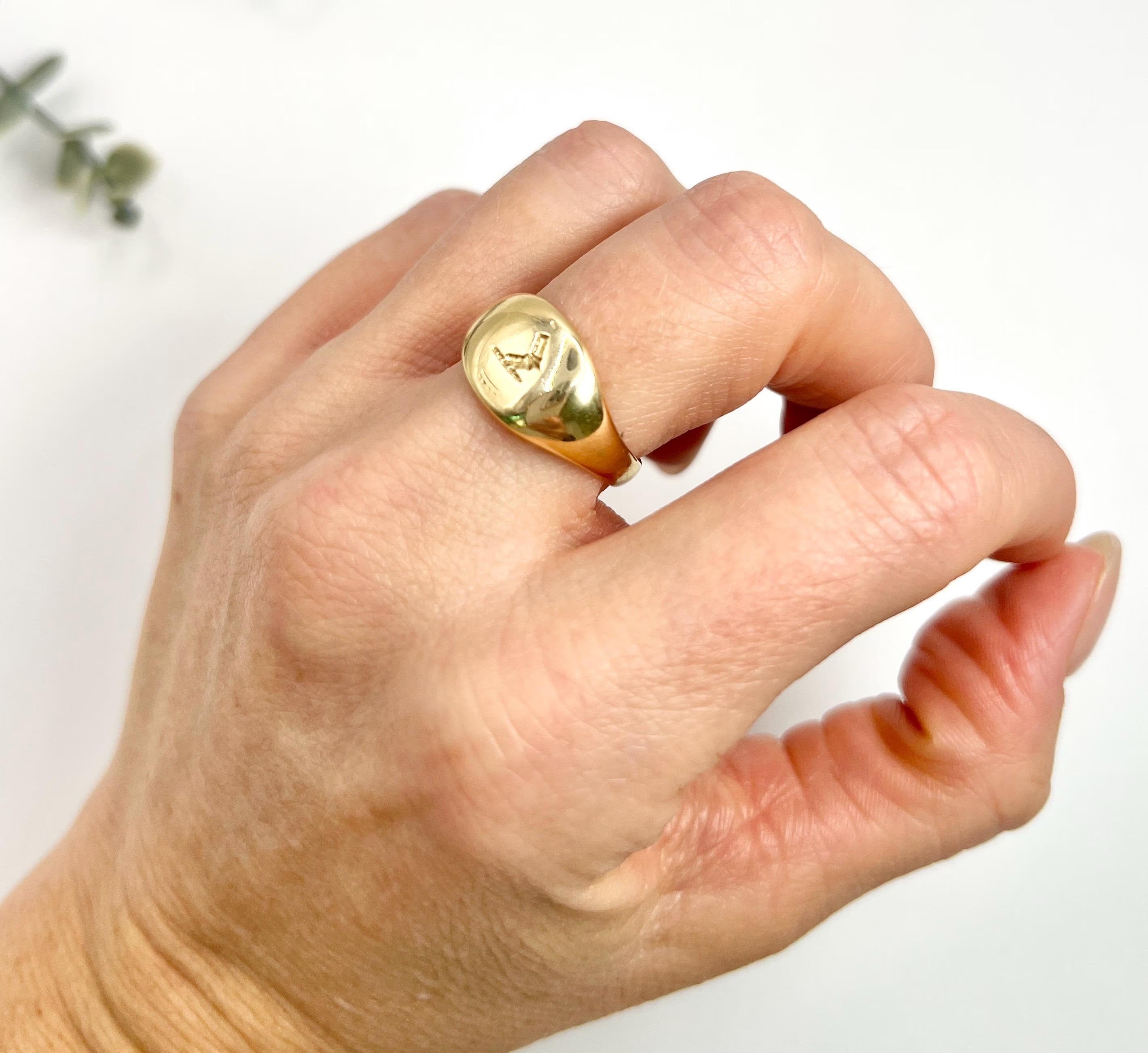 18ct Gold Edwardian Armoured Arm Crest Signet Ring Hallmarked Chester 1911 For Sale 5