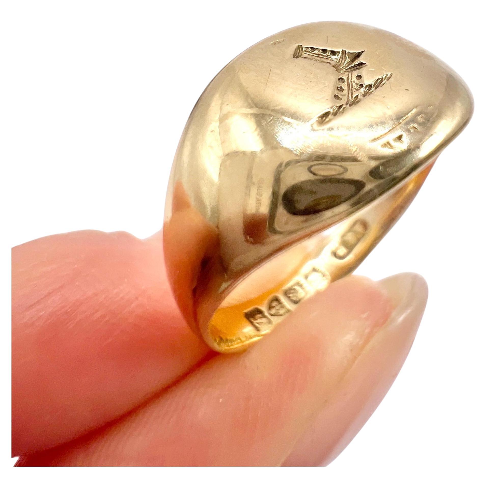 18ct Gold Edwardian Armoured Arm Crest Signet Ring Hallmarked Chester 1911