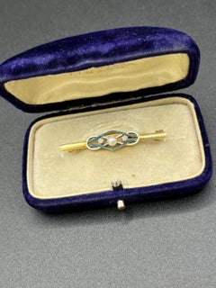 Spilla in oro 18 ct, smalto bianco e blu, diamanti e perle, CIRCA 1910