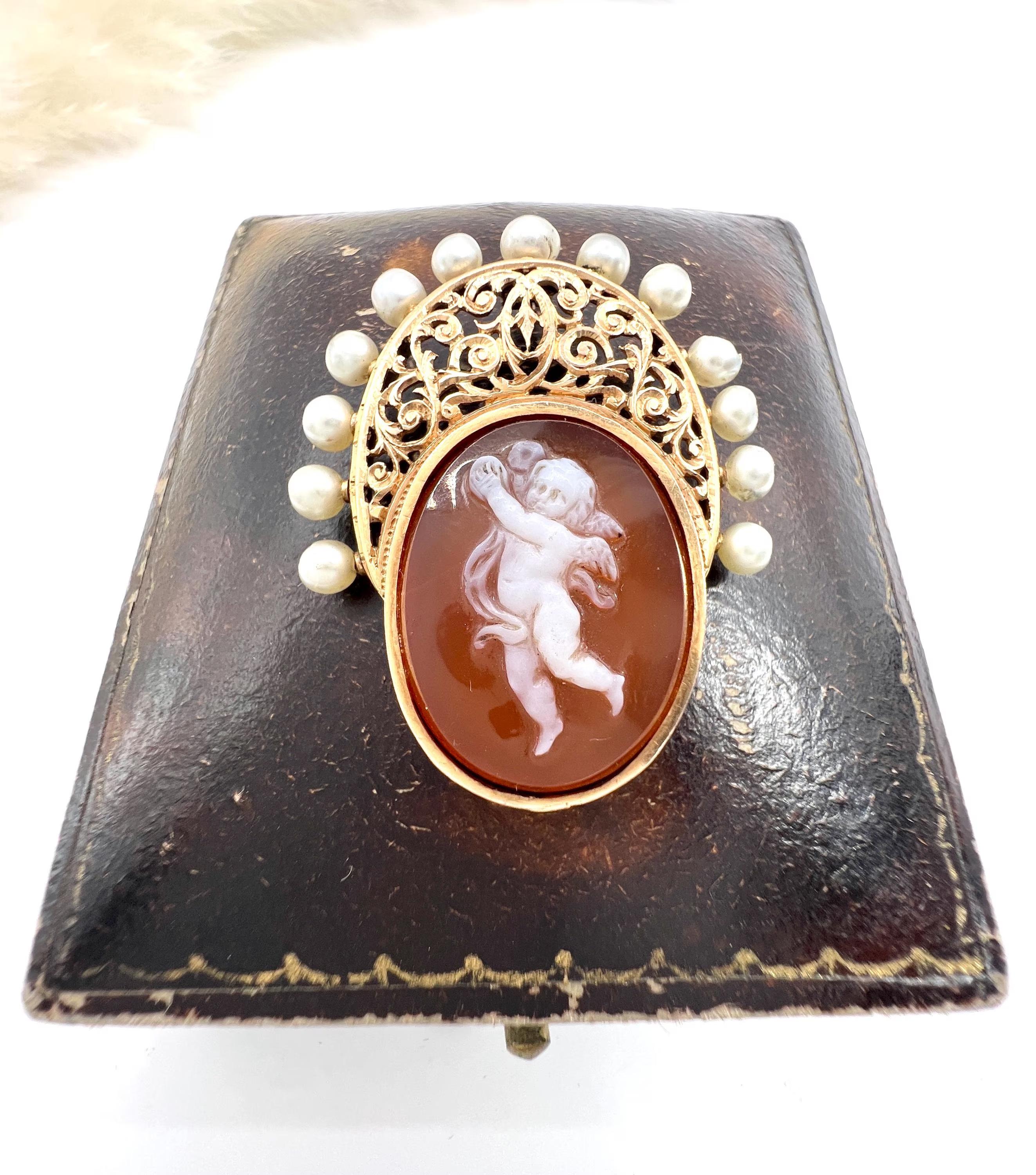 18ct Gold, Edwardian Hardstone Cherub Cameo Pendant with Natural Seed Pearls For Sale 5