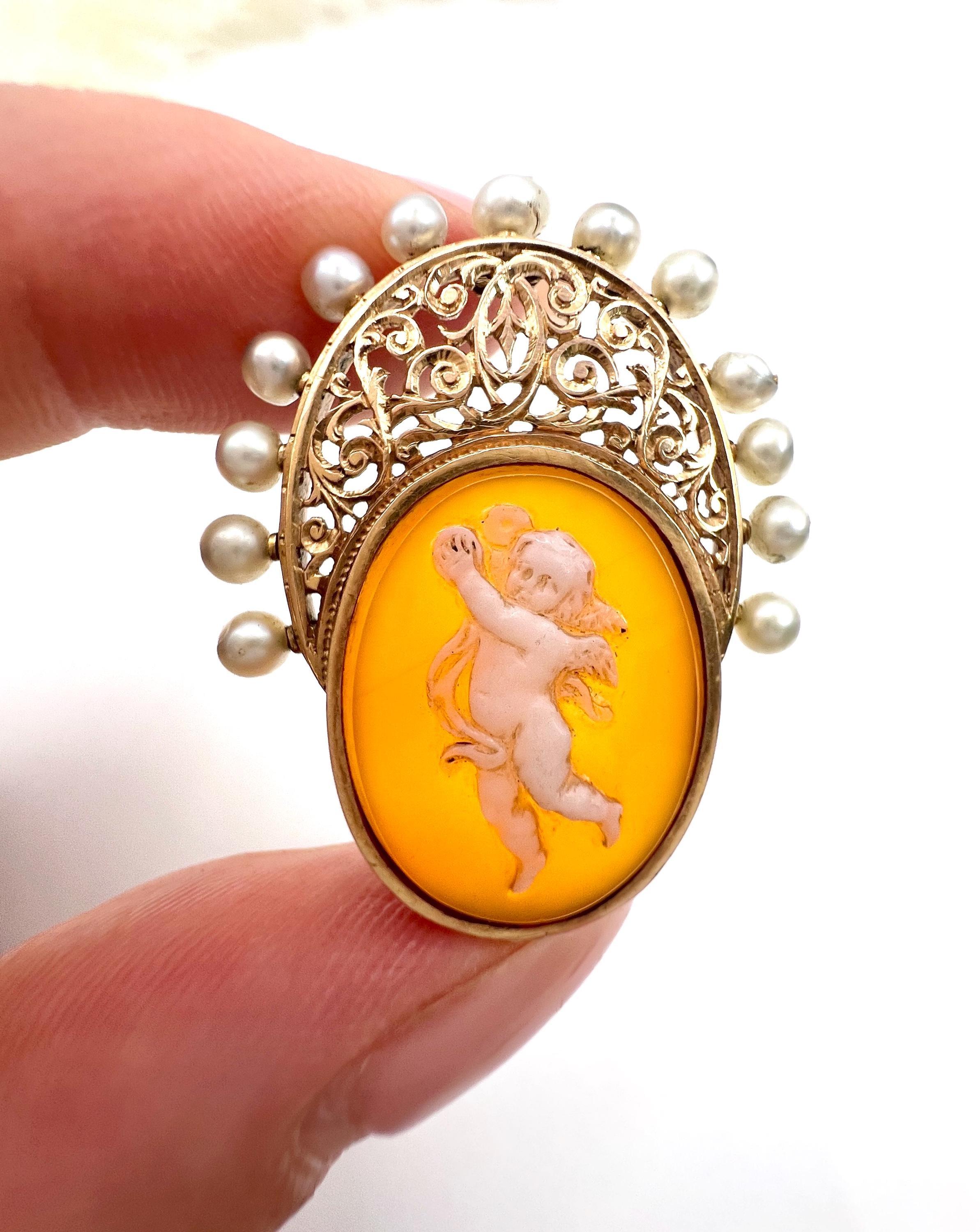 18ct Gold, Edwardian Hardstone Cherub Cameo Pendant with Natural Seed Pearls For Sale 6