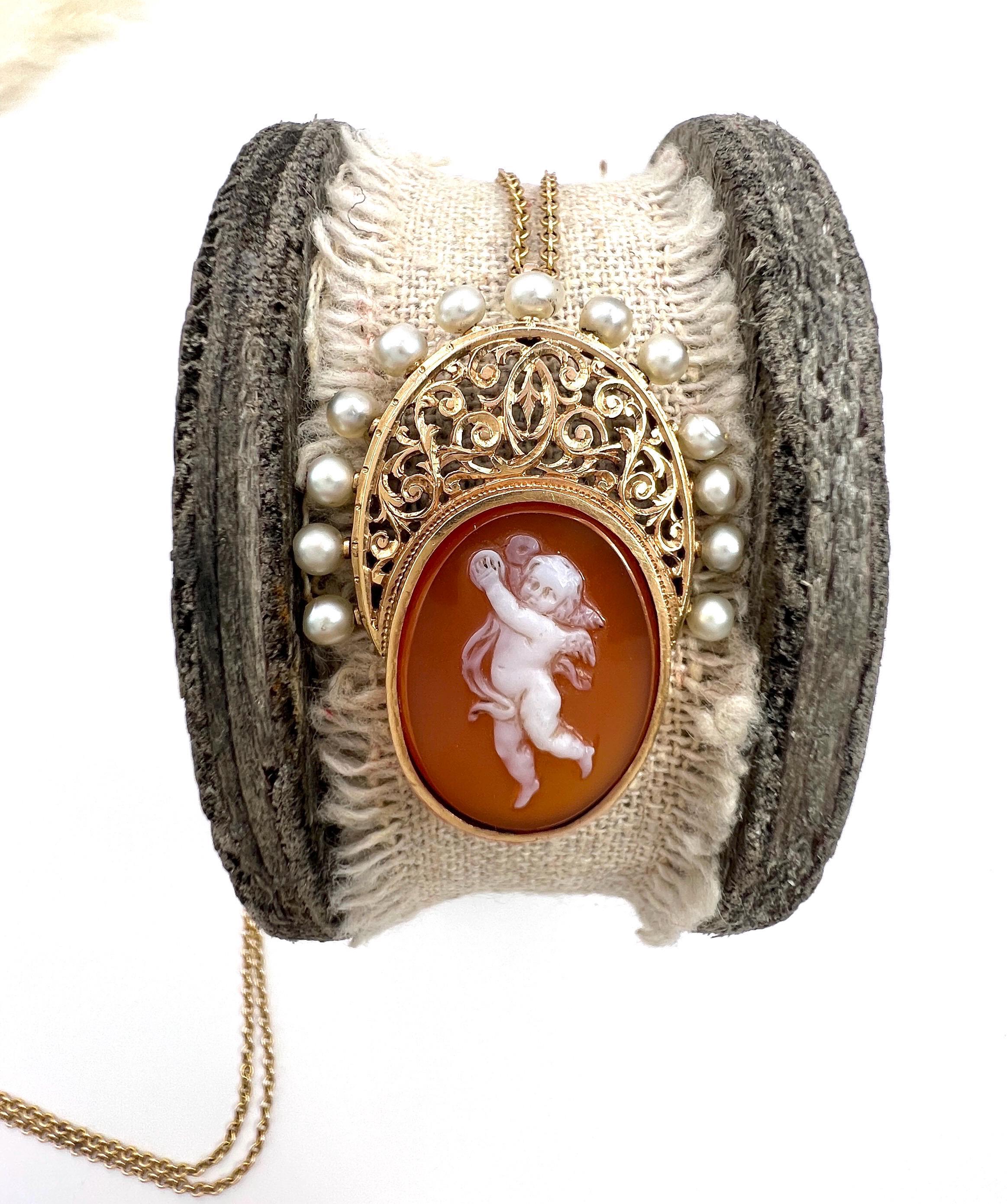 18ct Gold, Edwardian Hardstone Cherub Cameo Pendant with Natural Seed Pearls In Good Condition For Sale In Brighton, GB