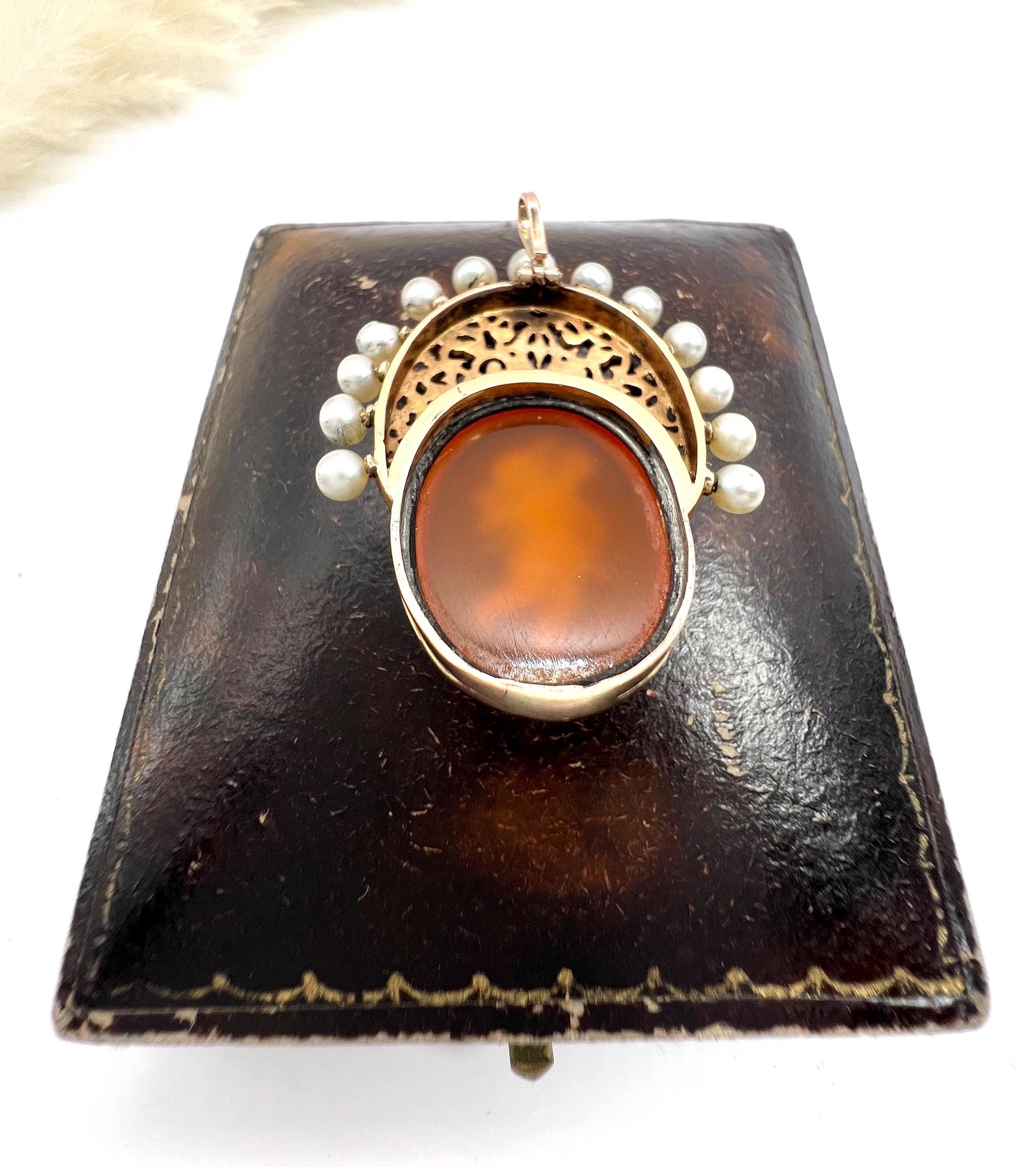 18ct Gold, Edwardian Hardstone Cherub Cameo Pendant with Natural Seed Pearls For Sale 1