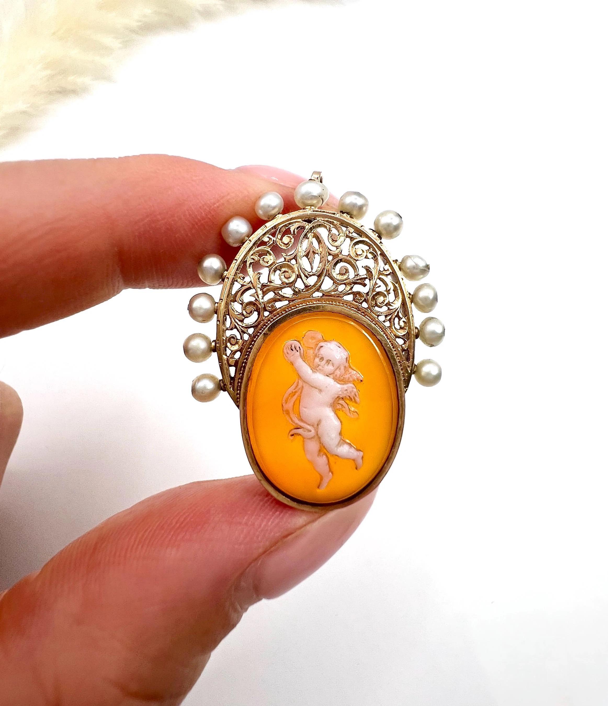 18ct Gold, Edwardian Hardstone Cherub Cameo Pendant with Natural Seed Pearls For Sale 2