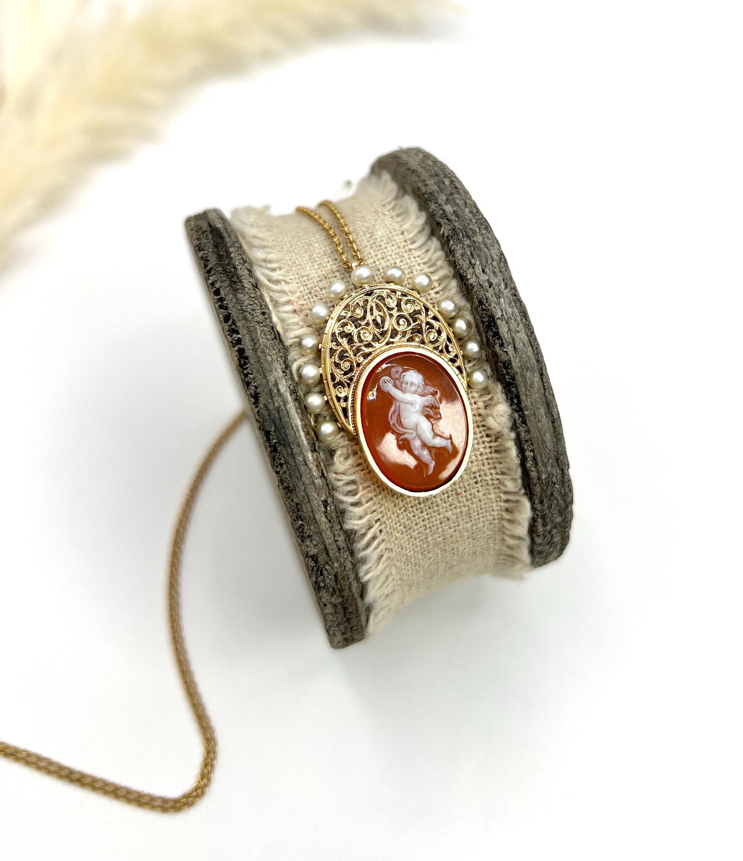 18ct Gold, Edwardian Hardstone Cherub Cameo Pendant with Natural Seed Pearls For Sale 4