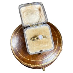 18 Karat Gold Edwardianischer Opalring mit Milgraine-Fassung und eleganten geteilten Schultern