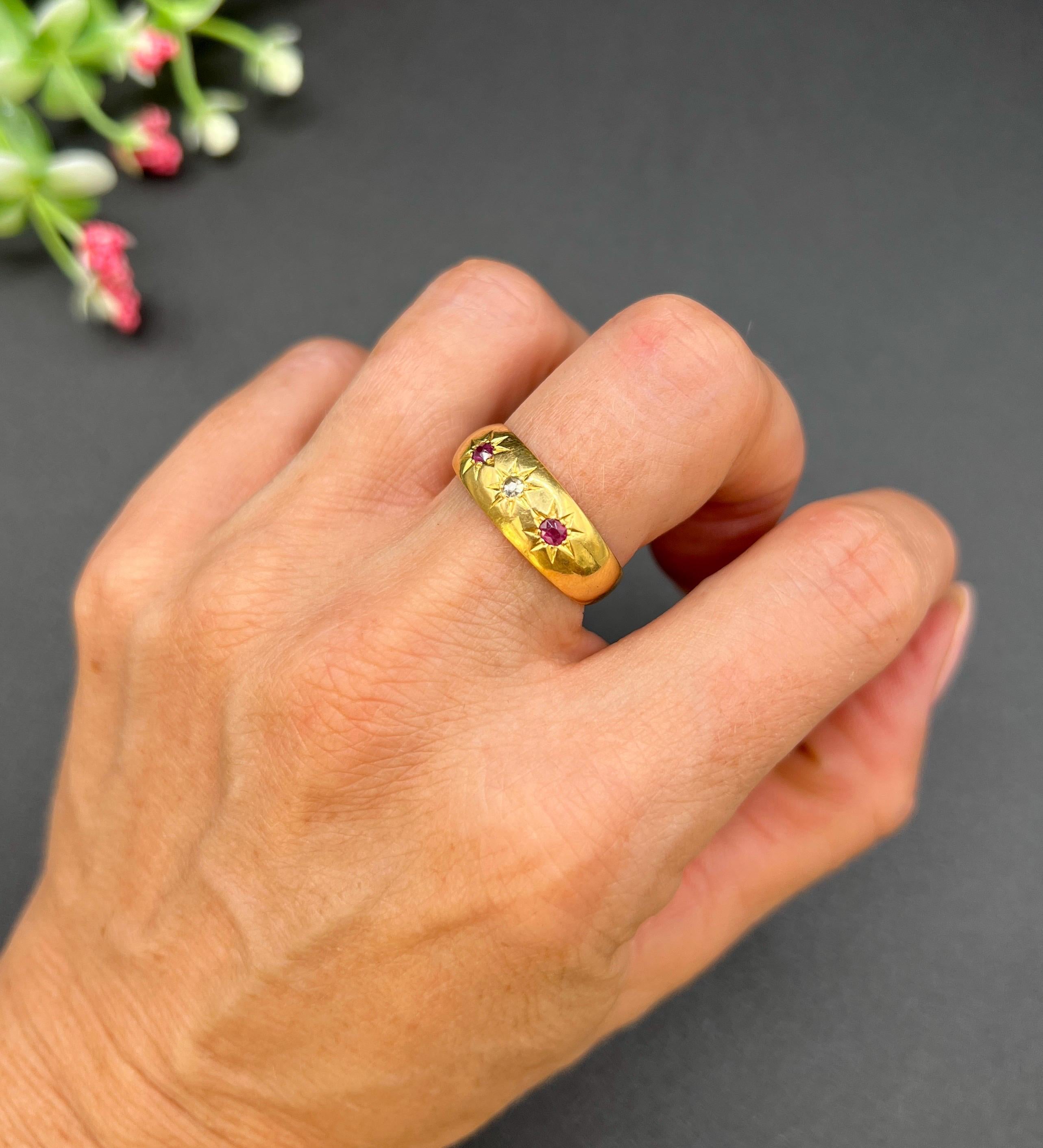 18ct Gold Edwardian Ruby & Diamond Star Set 3 Stone Ring Hallmarked Chester 1904 In Good Condition For Sale In Brighton, GB