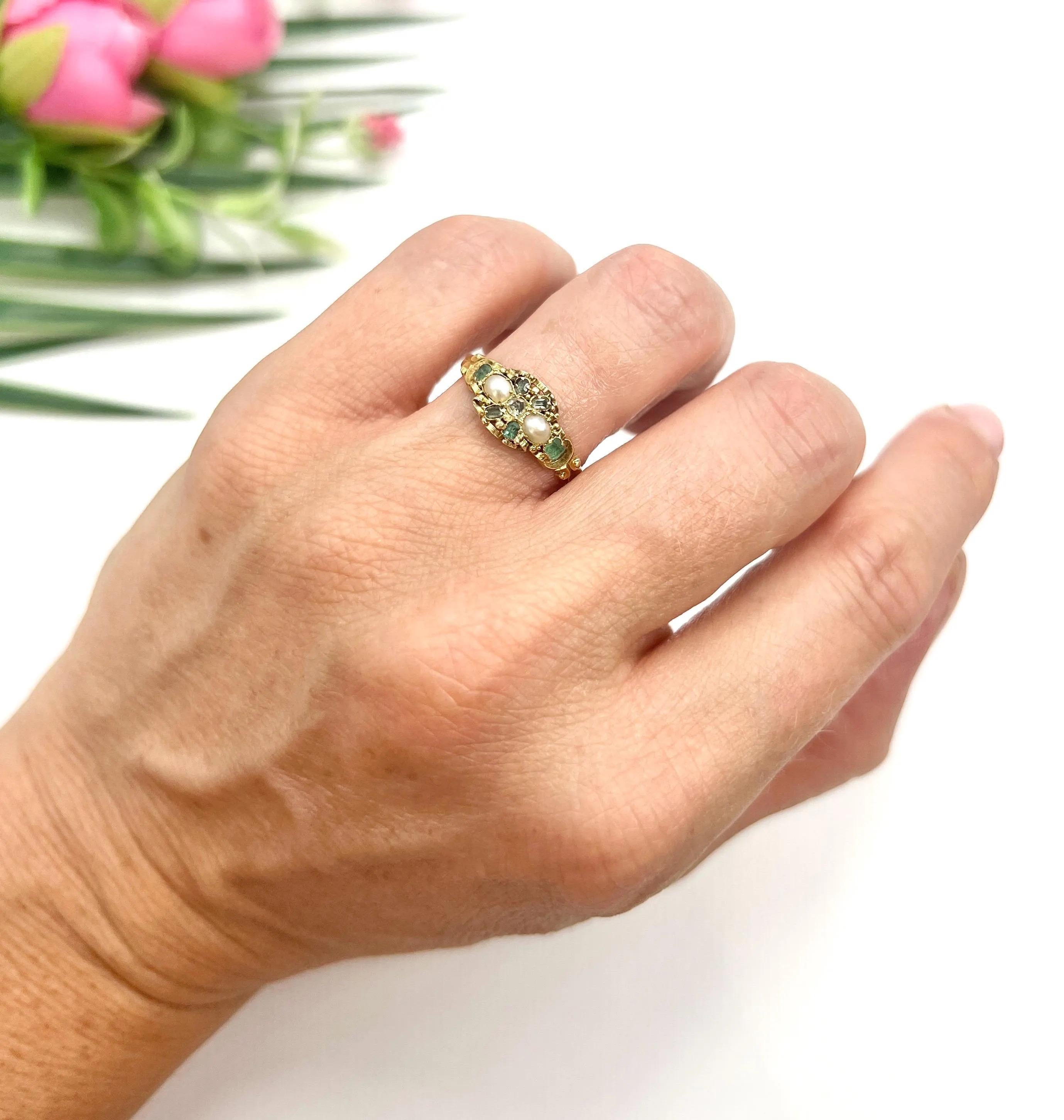 Antiker Cluster-Ring

18ct Gelbgold 

Gepunzt: Birmingham 1914

Dieser exquisite antike Ring ist aus 18-karätigem Gelbgold gefertigt und zeigt ein atemberaubendes Clustermuster. Das Herzstück ist ein natürlicher Brillant, der von zwei zarten