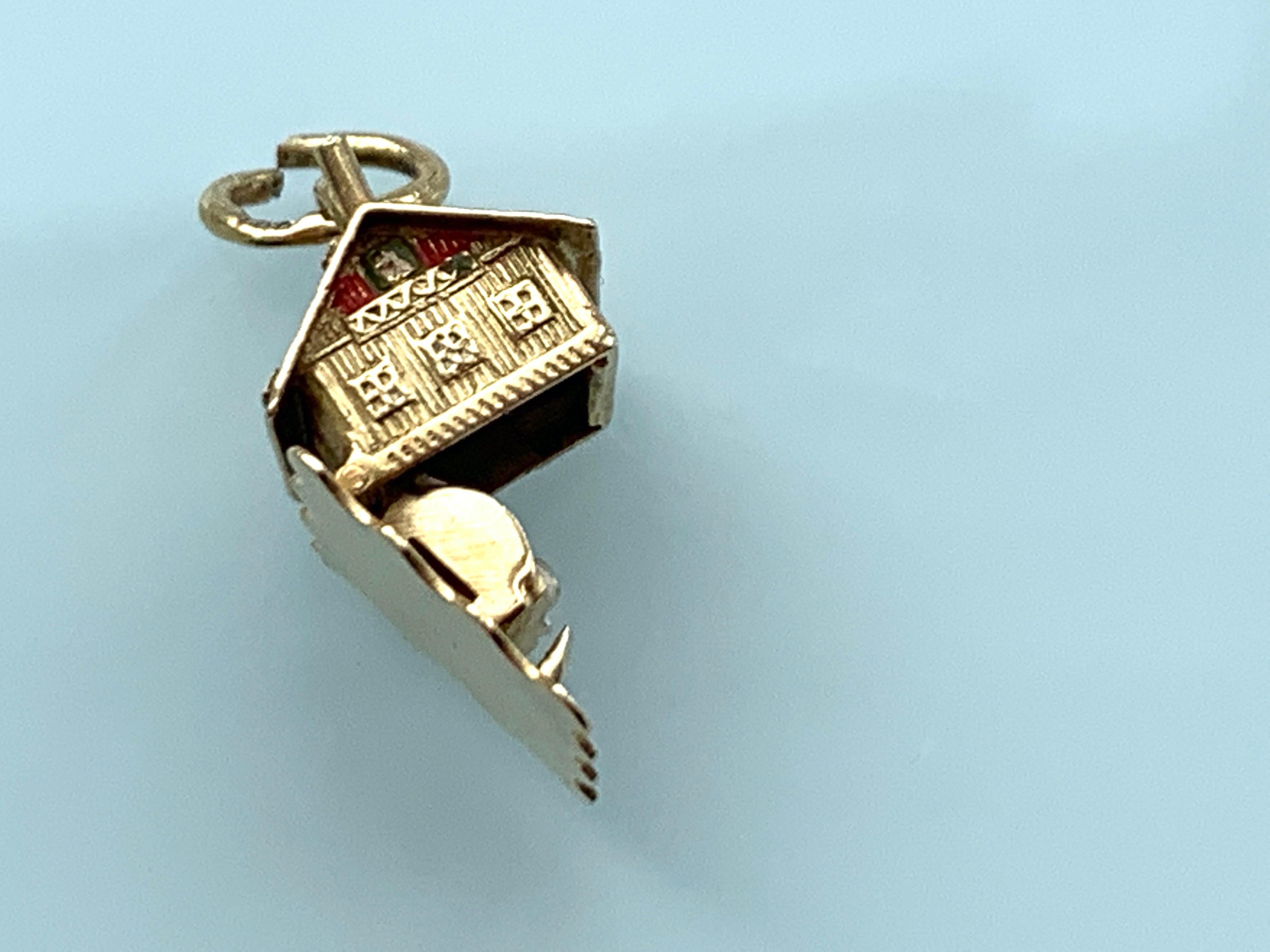 18ct Gold Enamel Opening House Charm In Good Condition For Sale In London, GB