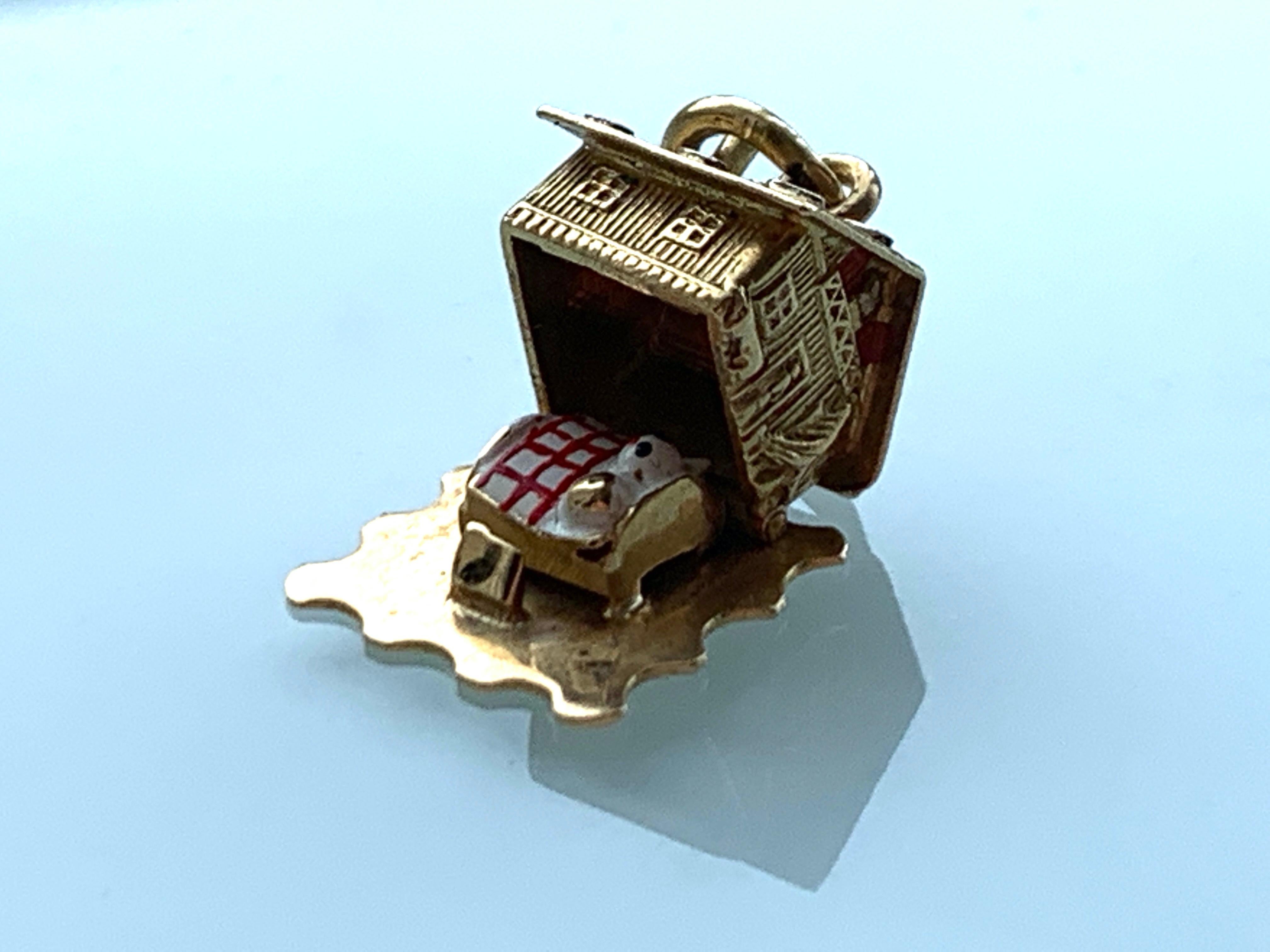 18 Karat Gold Emaille Charme zum Öffnen des Eingangs des Hauses Damen im Angebot