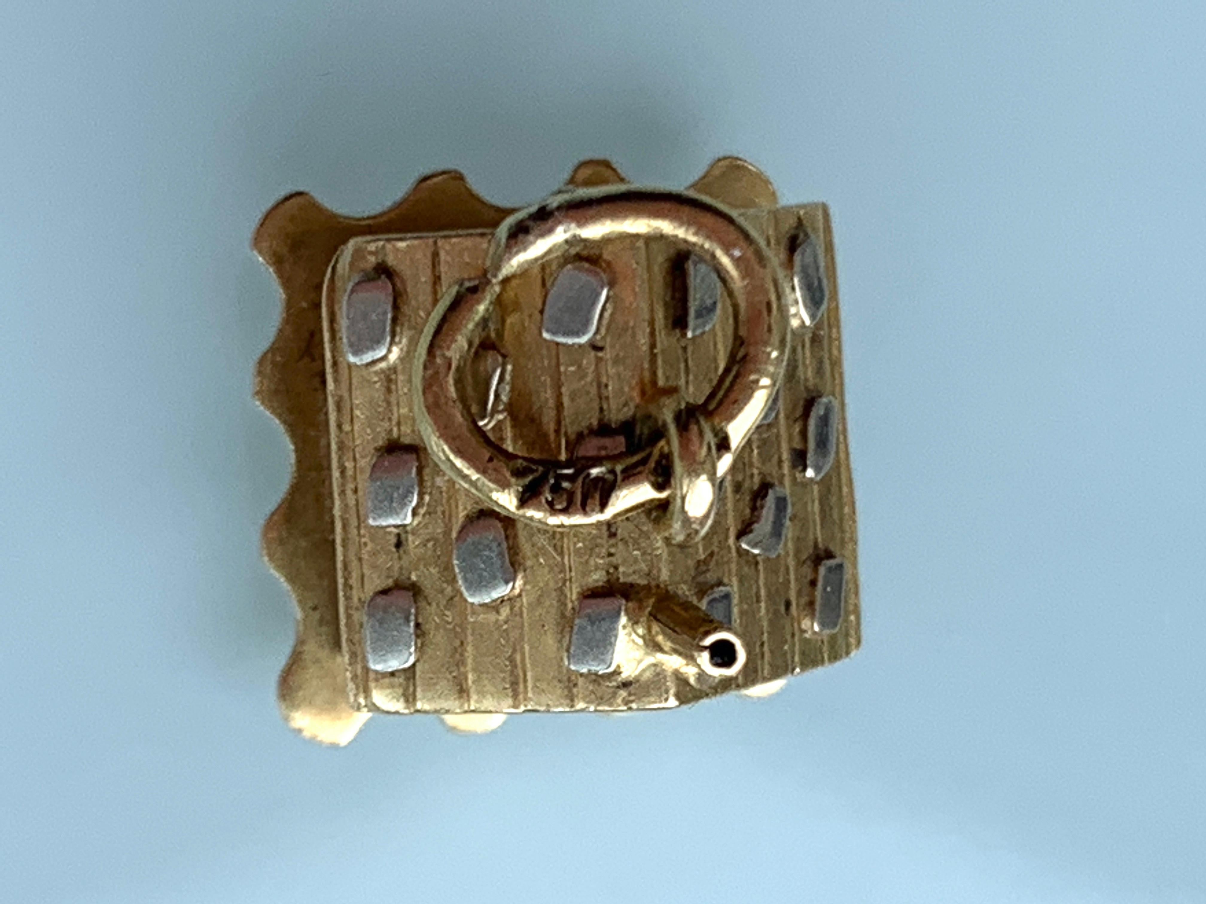 18 Karat Gold Emaille Charme zum Öffnen des Eingangs des Hauses im Angebot 1