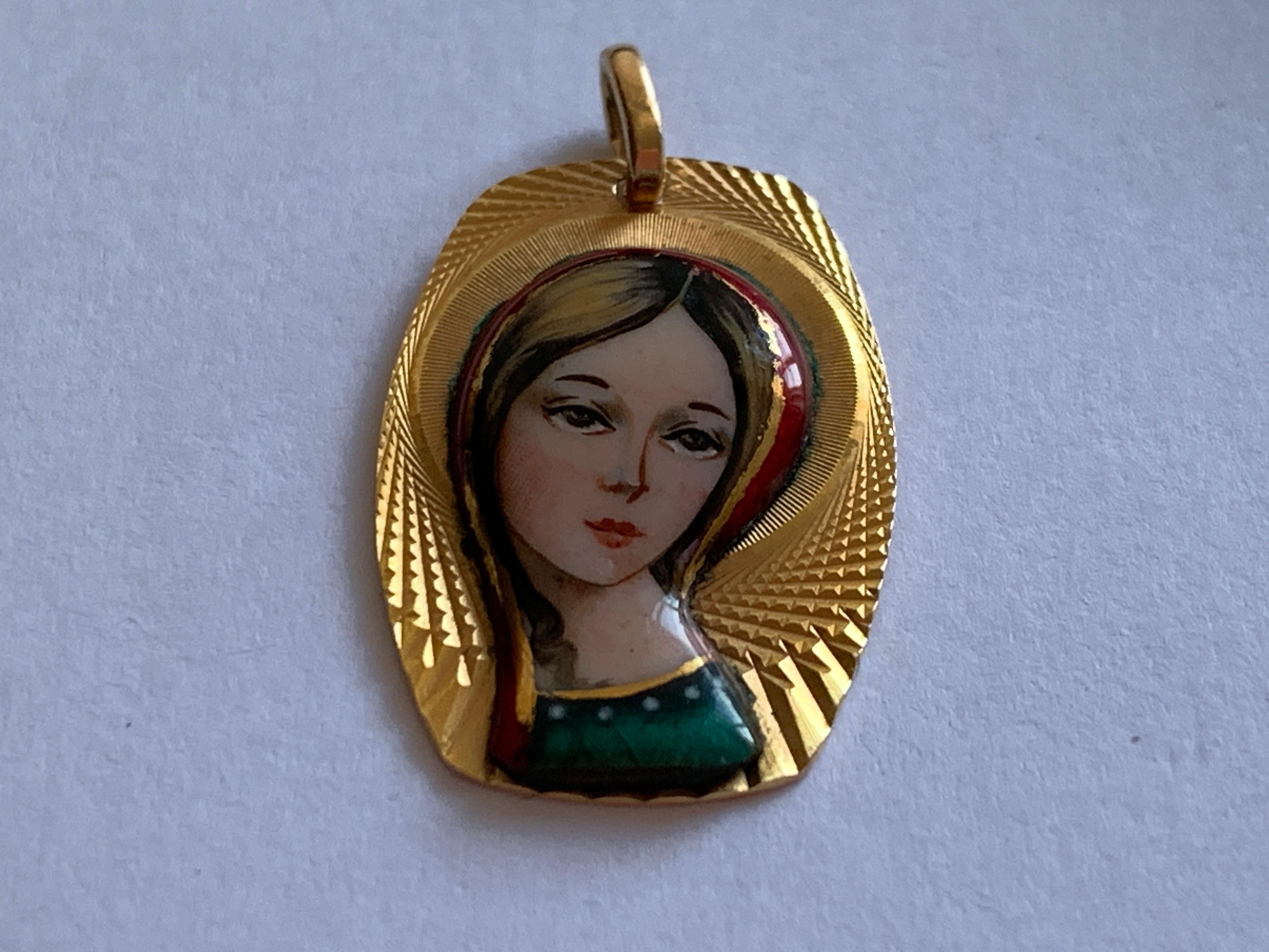18ct Gold Jungfrau Maria Anhänger
Circa 1950er Jahre
mit handgemalter, emaillierter Jungfrau Maria
geschlossene Kaution
Angeblich spanische Briefmarken (könnte falsch sein)
Vollständig getestet als 18ct Gold in Hatton Garden
Gewicht 2.83 Gramm
Größe