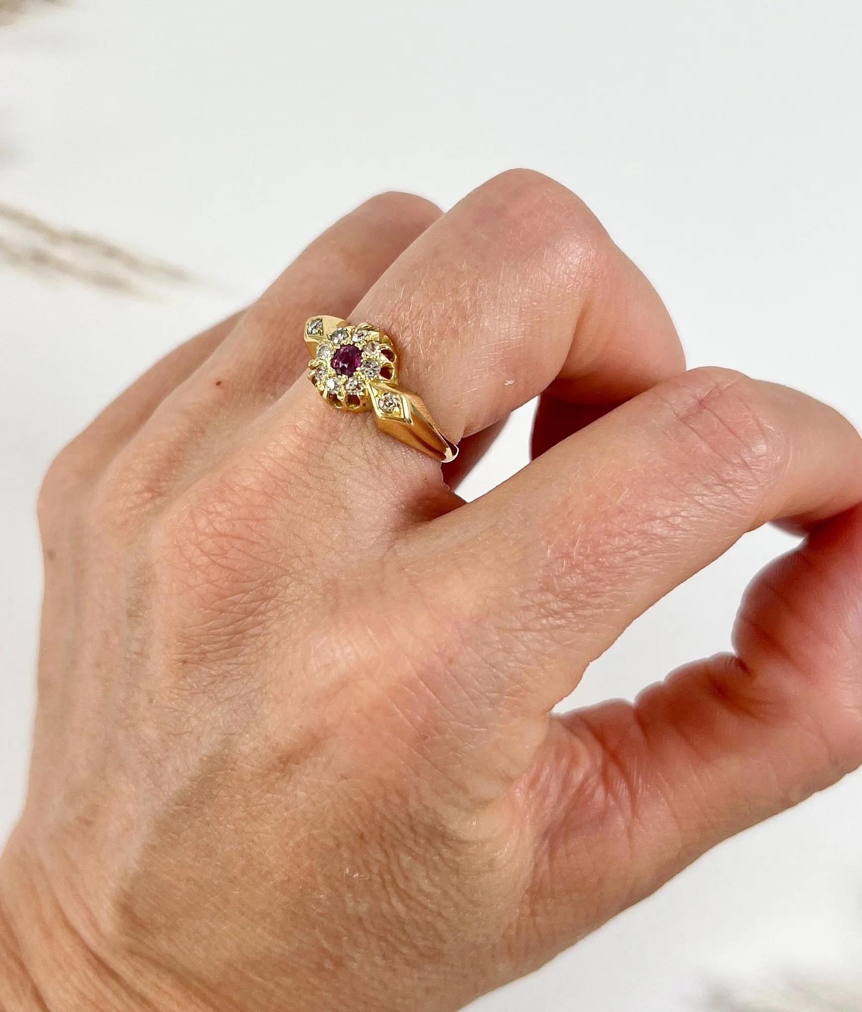 Anillo de oro de 18 ct con rubí de fantasía y diamantes en racimo Birmingham Hallmarked 1913 en venta 5